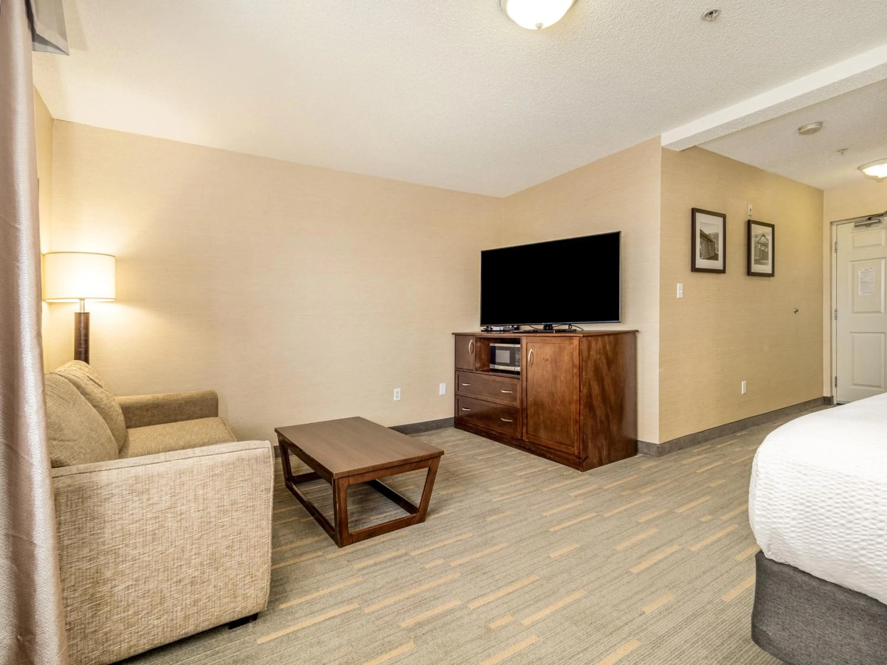 Bed in Holiday Inn Lethbridge by IHG