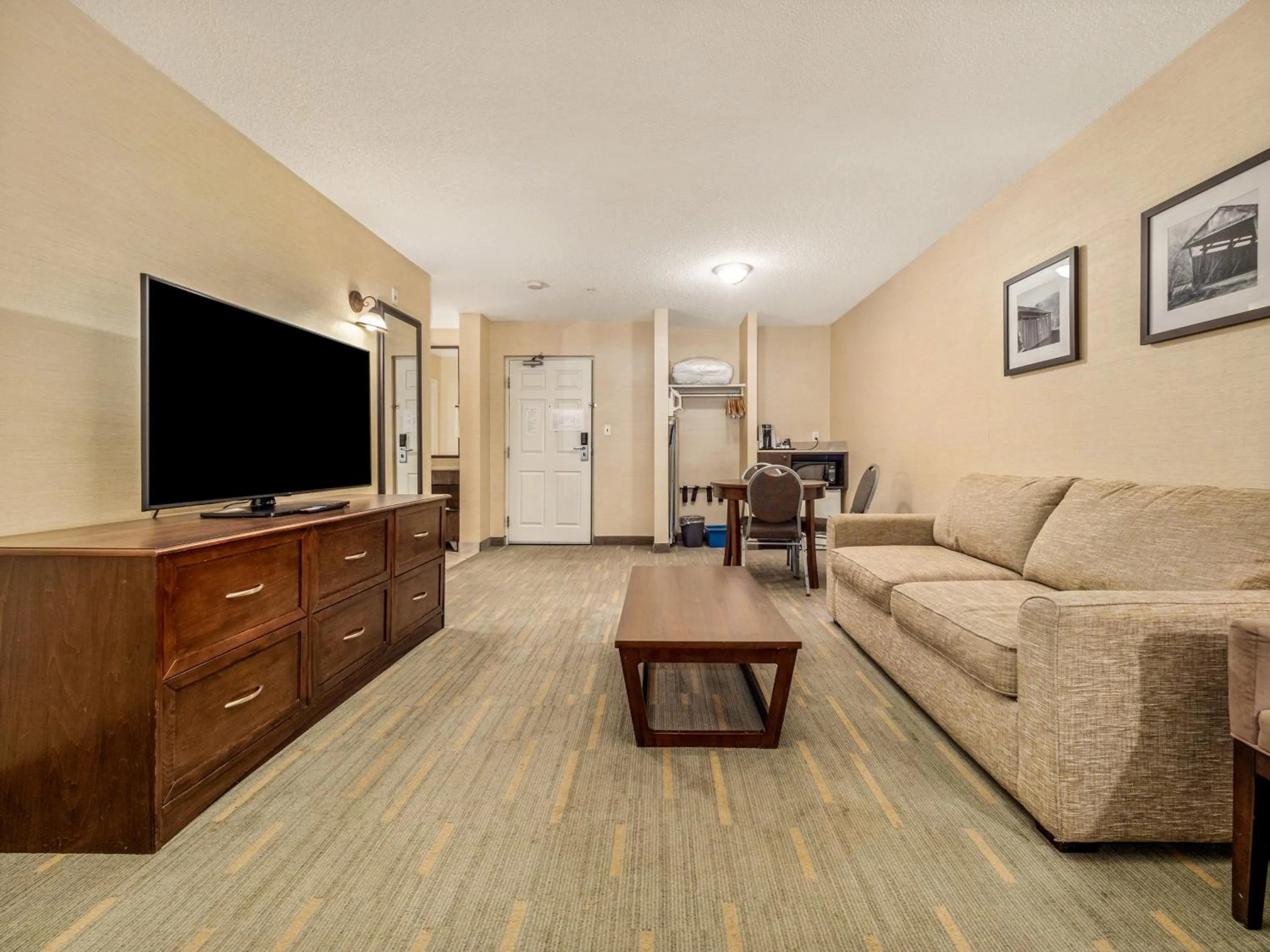 TV and multimedia in Holiday Inn Lethbridge by IHG