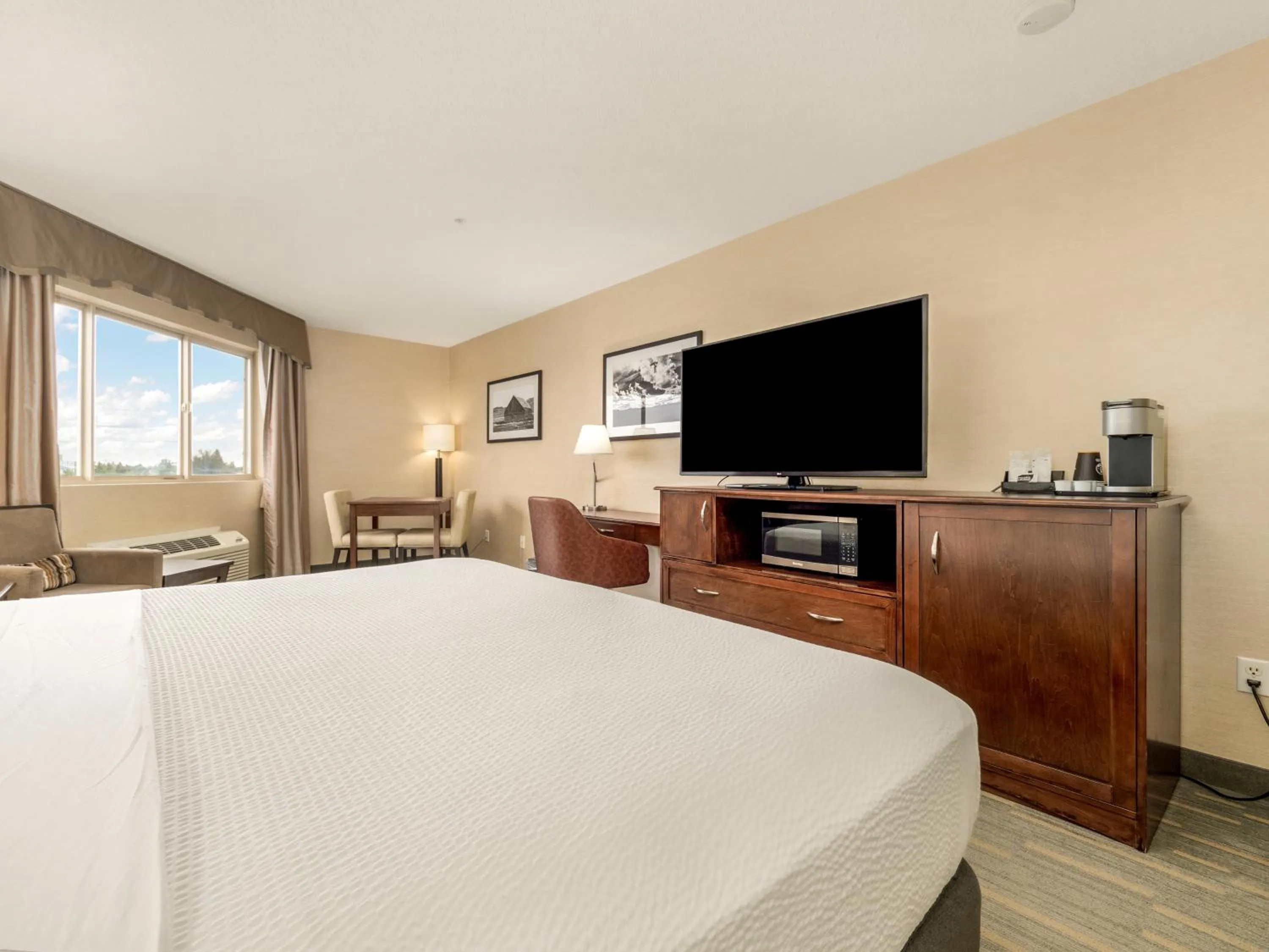 Bed in Holiday Inn Lethbridge by IHG