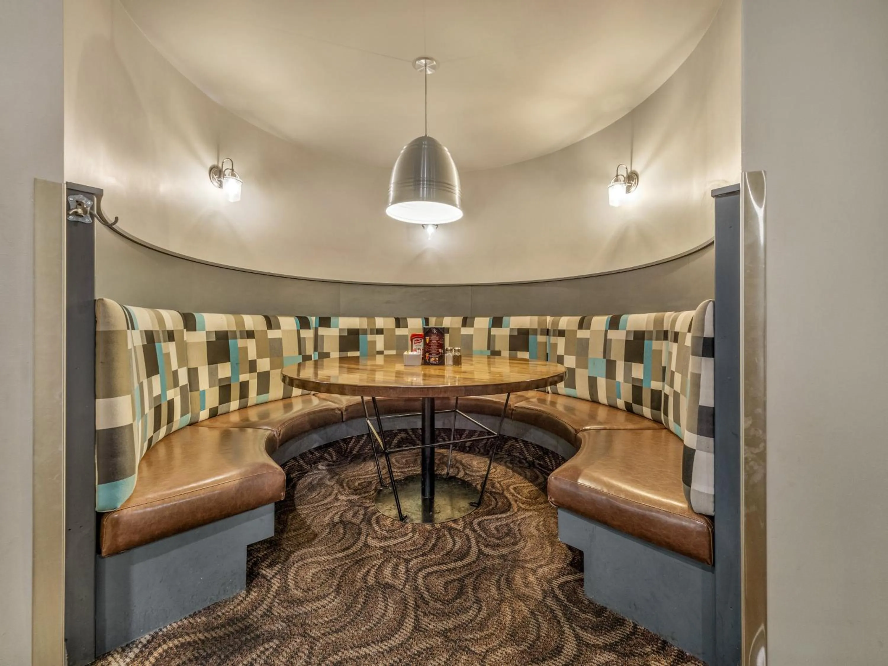 Restaurant/places to eat in Holiday Inn Lethbridge by IHG