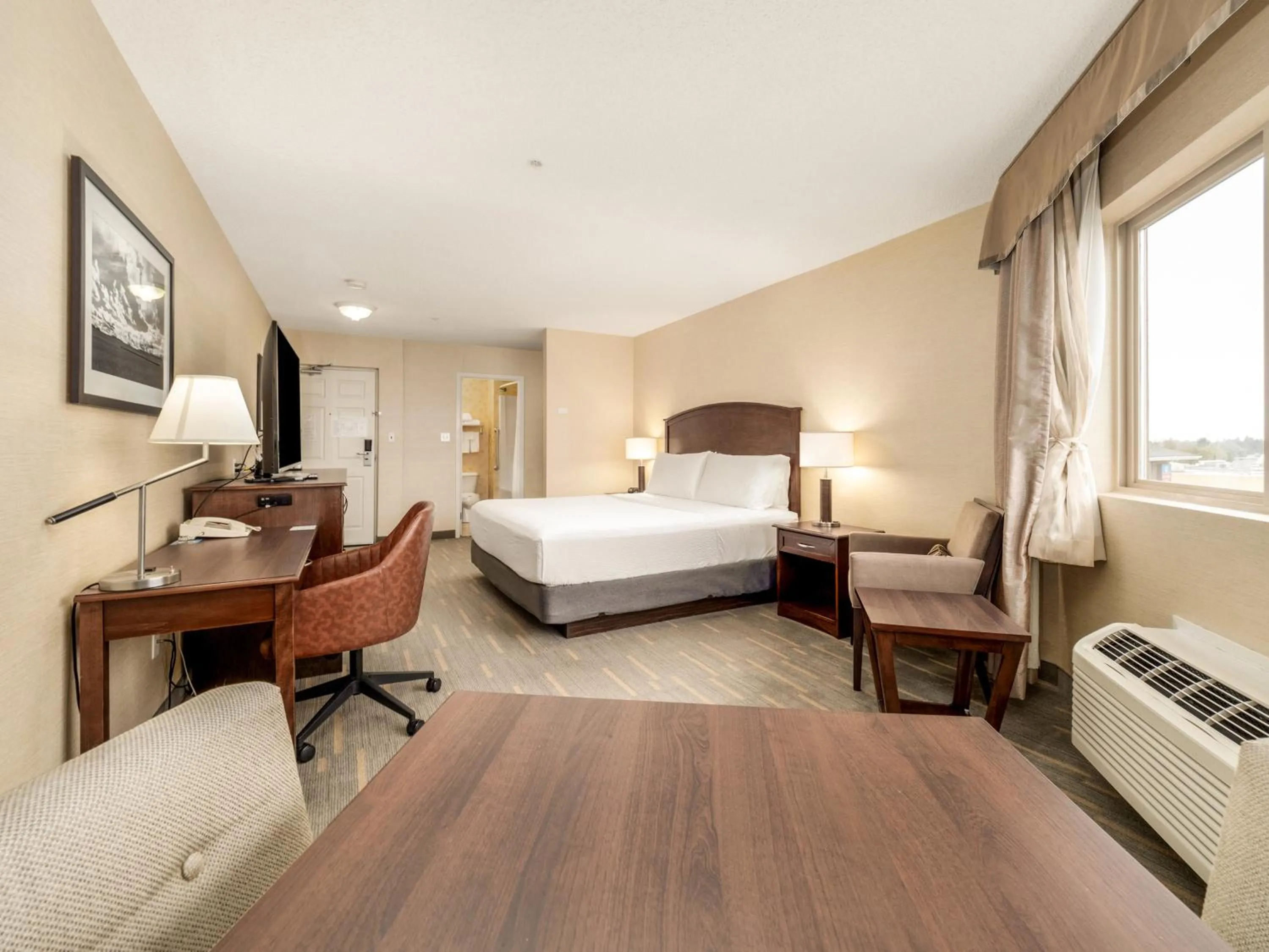 Photo of the whole room, Bed in Holiday Inn Lethbridge by IHG