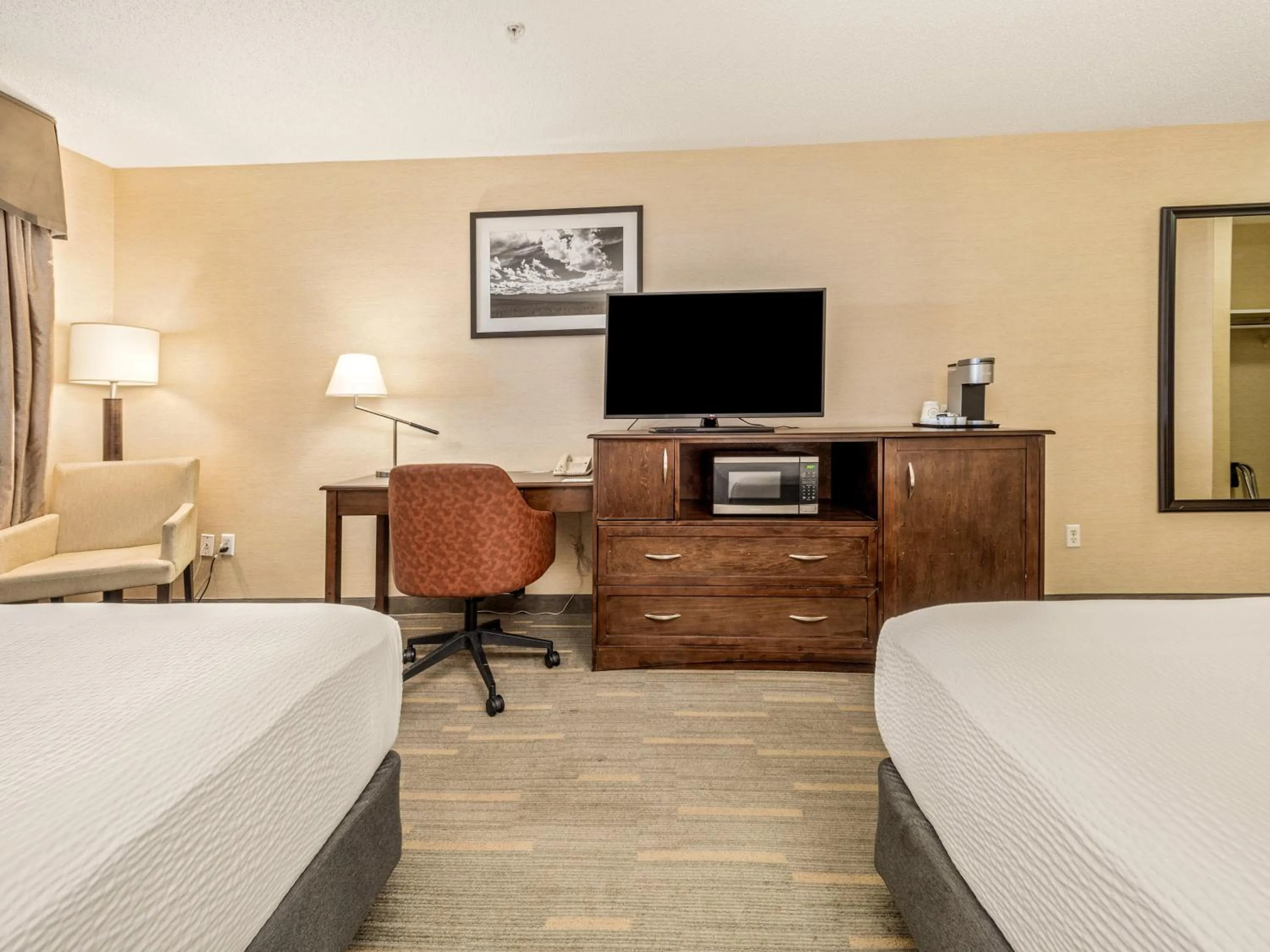 TV and multimedia, Bed in Holiday Inn Lethbridge by IHG