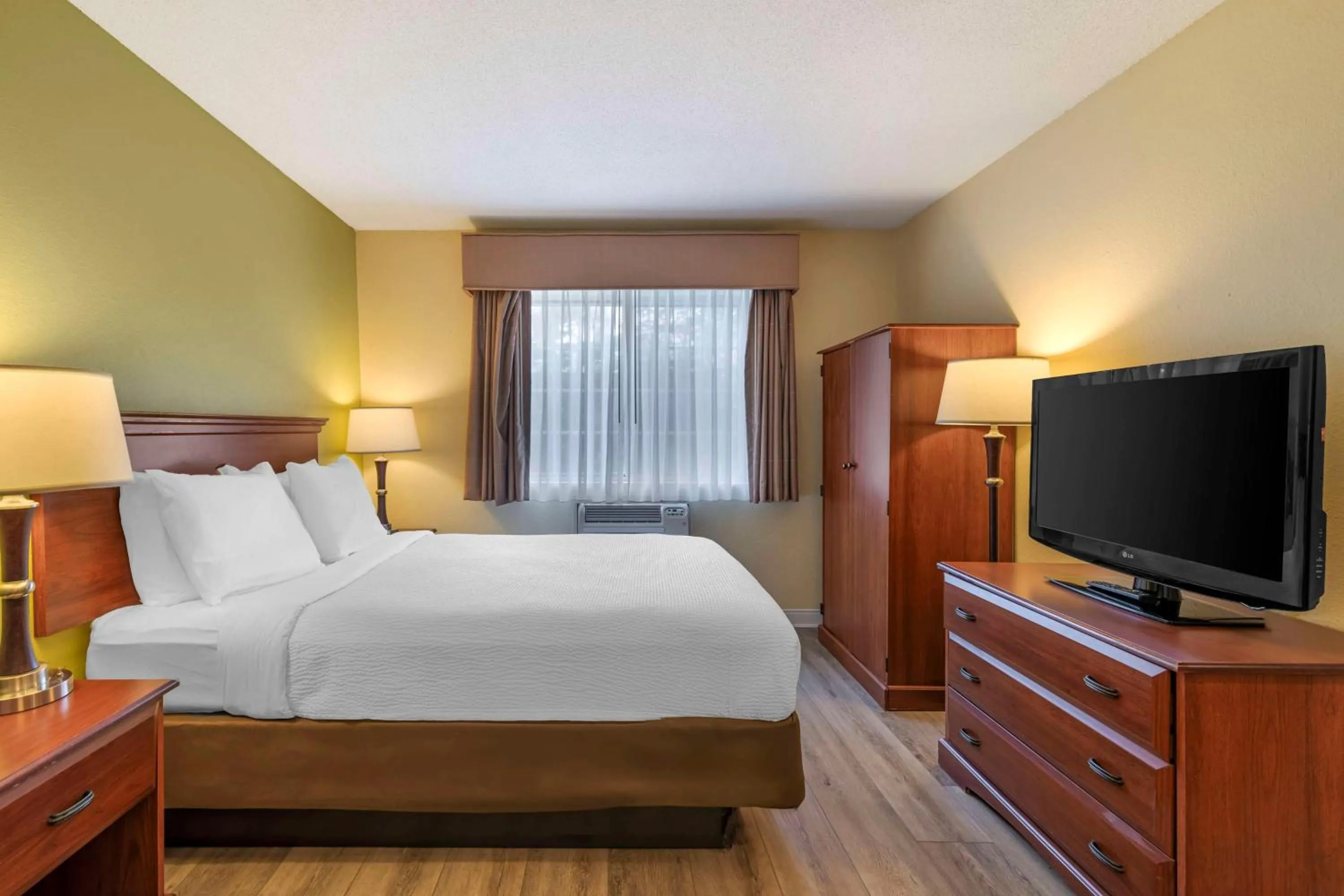 Bedroom, Bed in Best Western York Inn