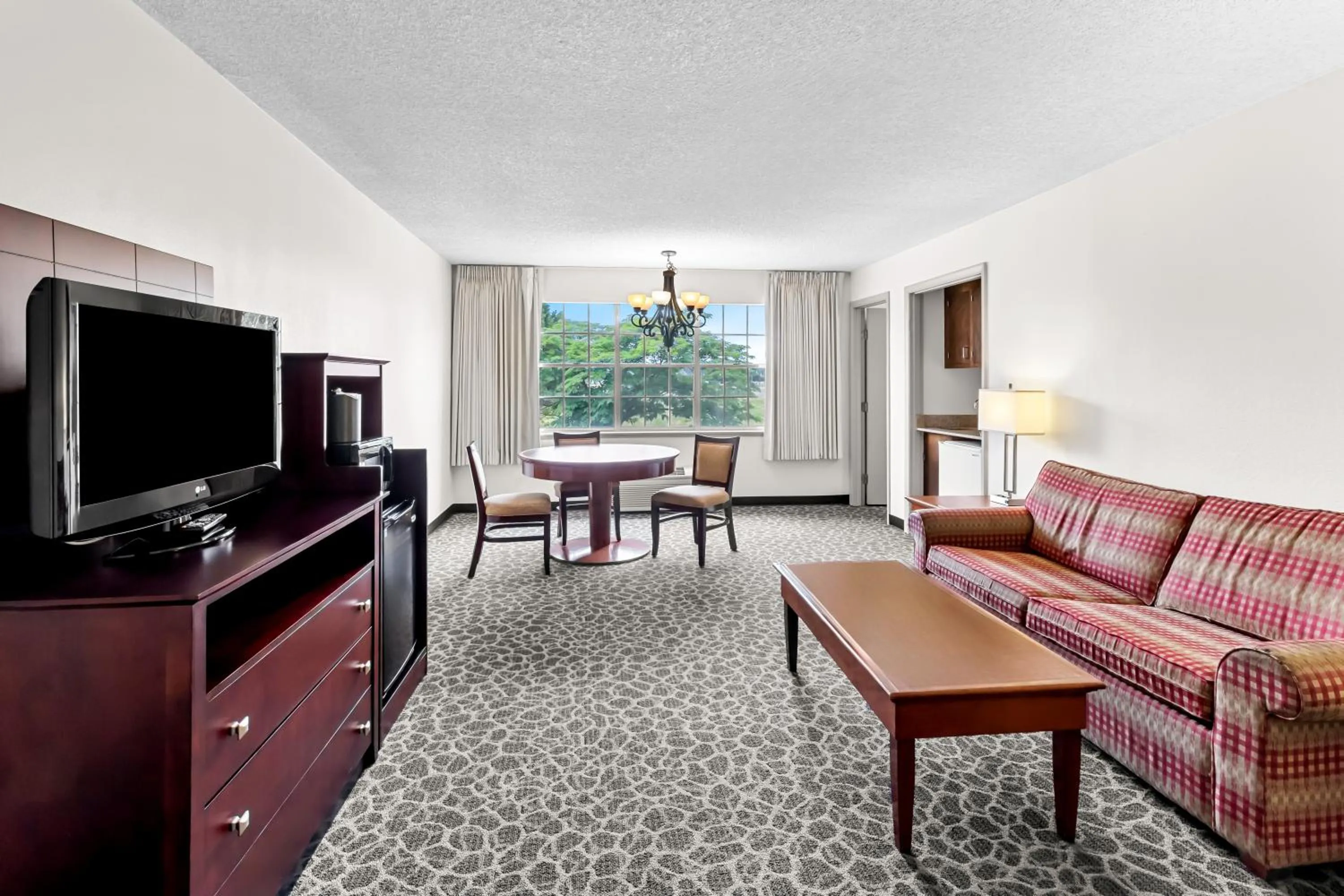 Seating area in Red Lion Hotel Portland Airport