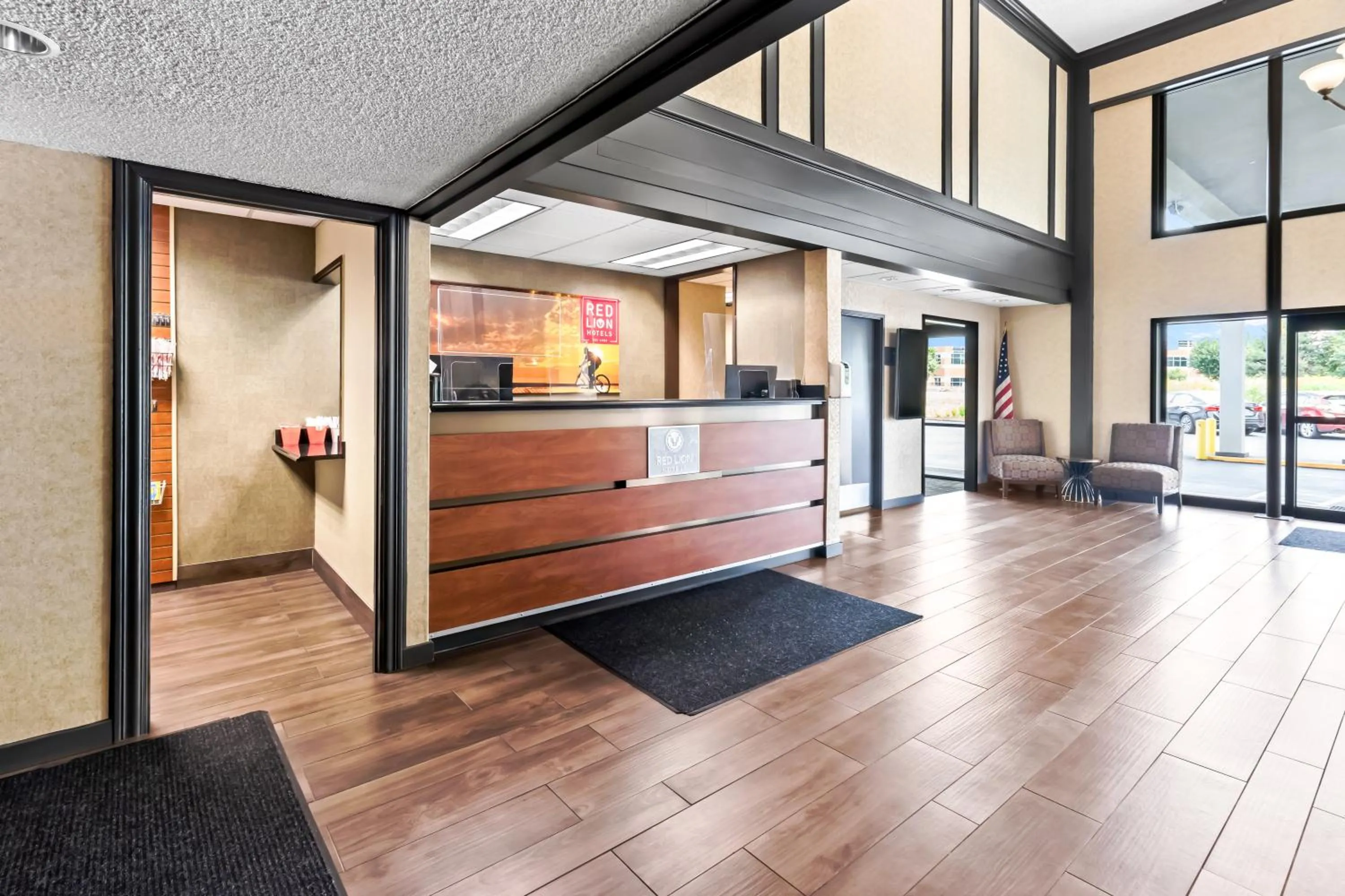 Lobby or reception in Red Lion Hotel Portland Airport