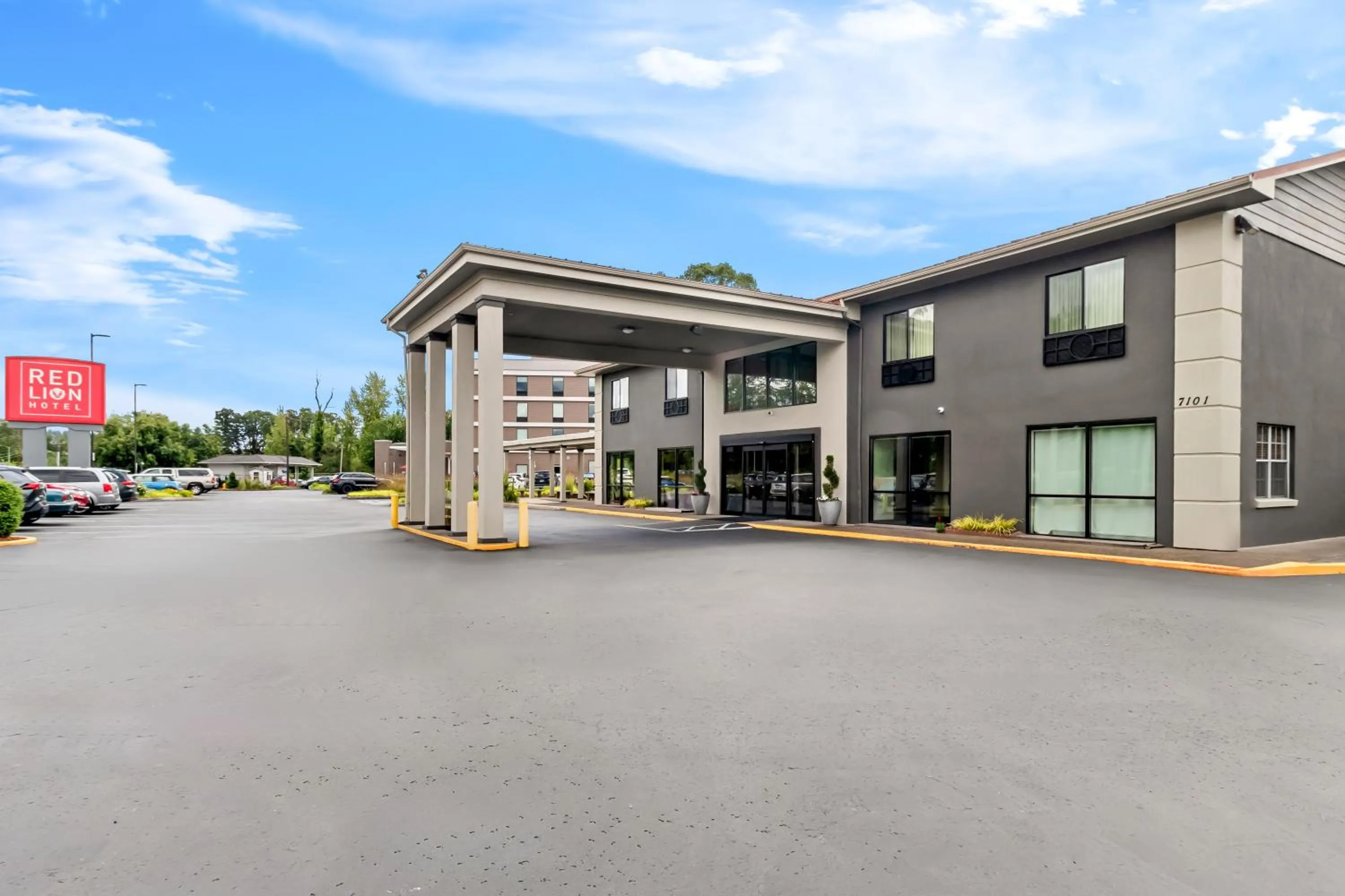 Property building in Red Lion Hotel Portland Airport