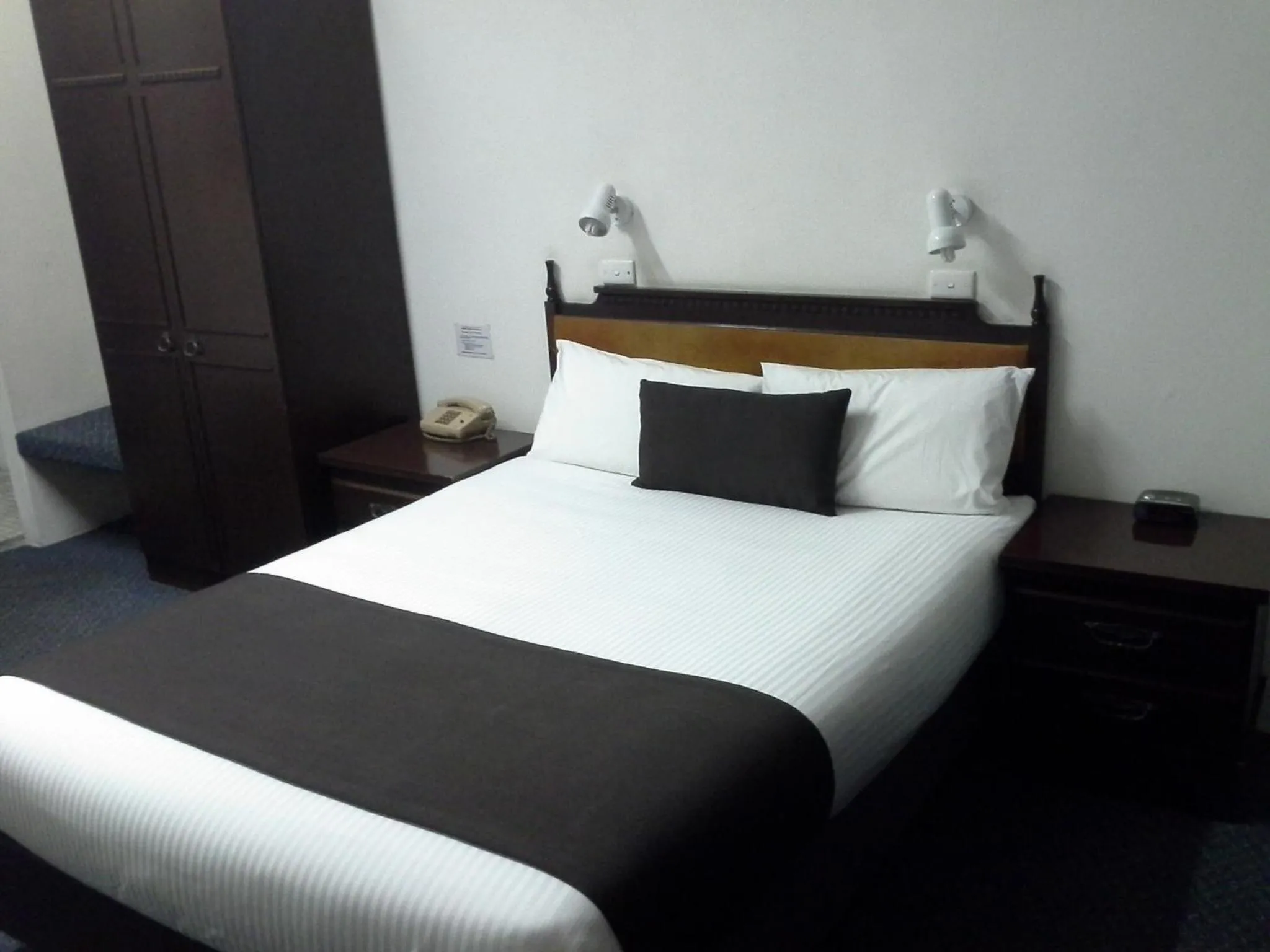 Photo of the whole room, Bed in Hideaway Motor Inn