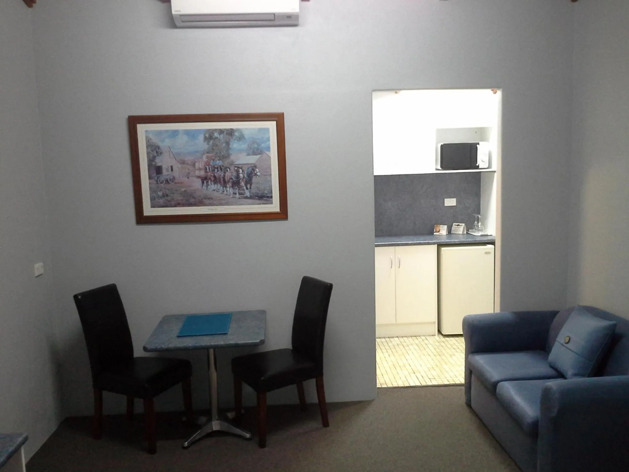 Living room in Hideaway Motor Inn