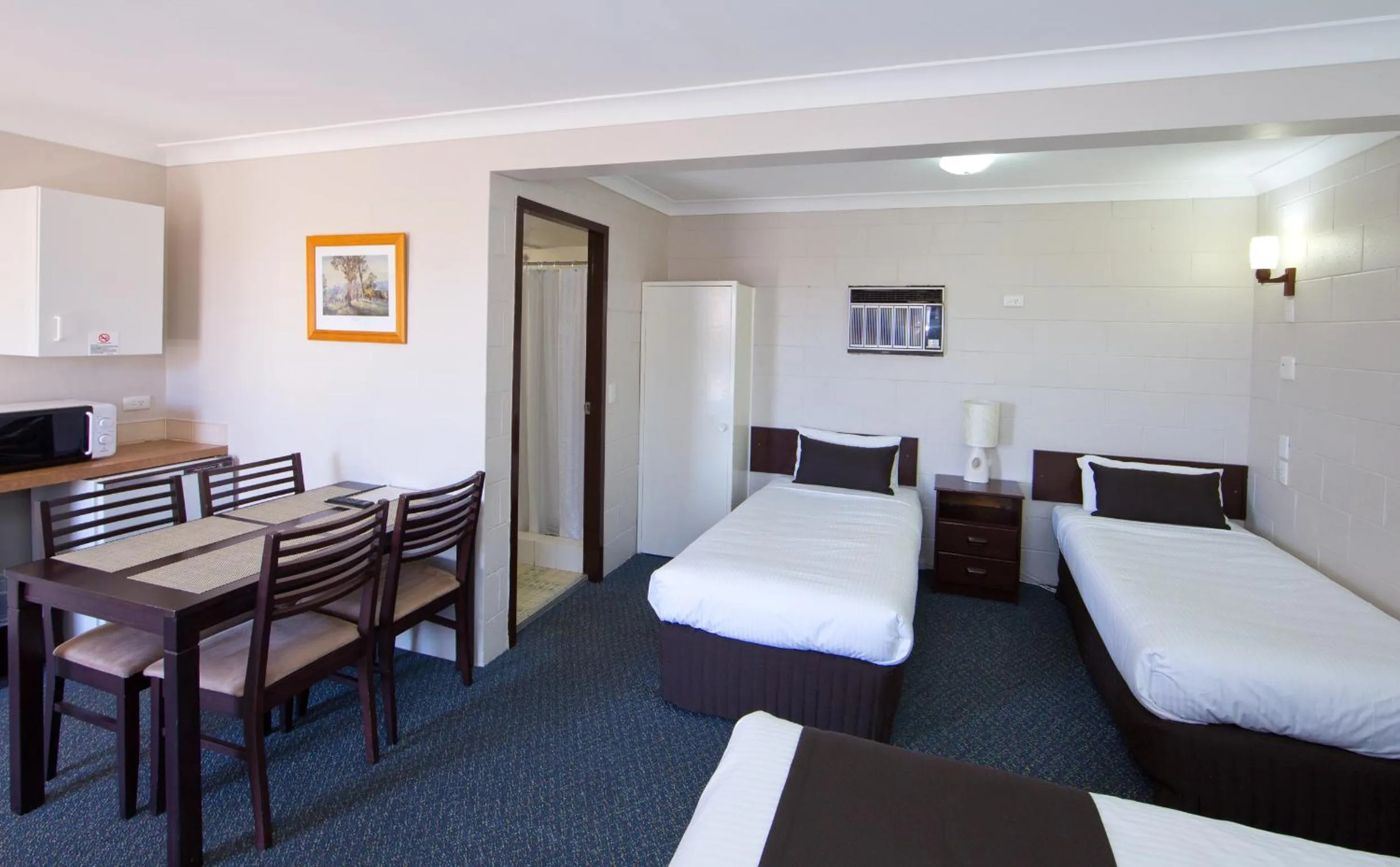 Photo of the whole room, Bed in Hideaway Motor Inn