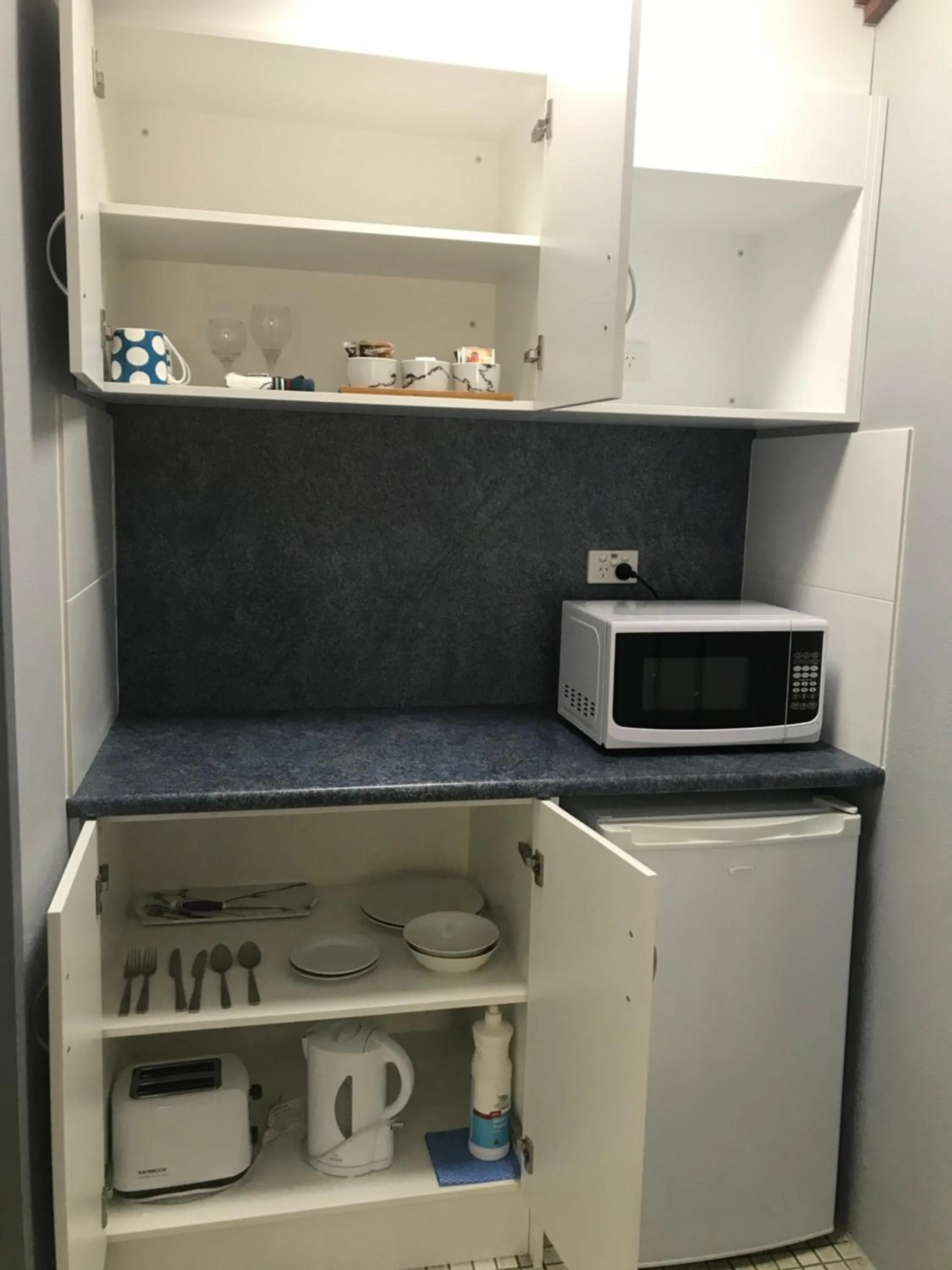 Kitchen or kitchenette in Hideaway Motor Inn