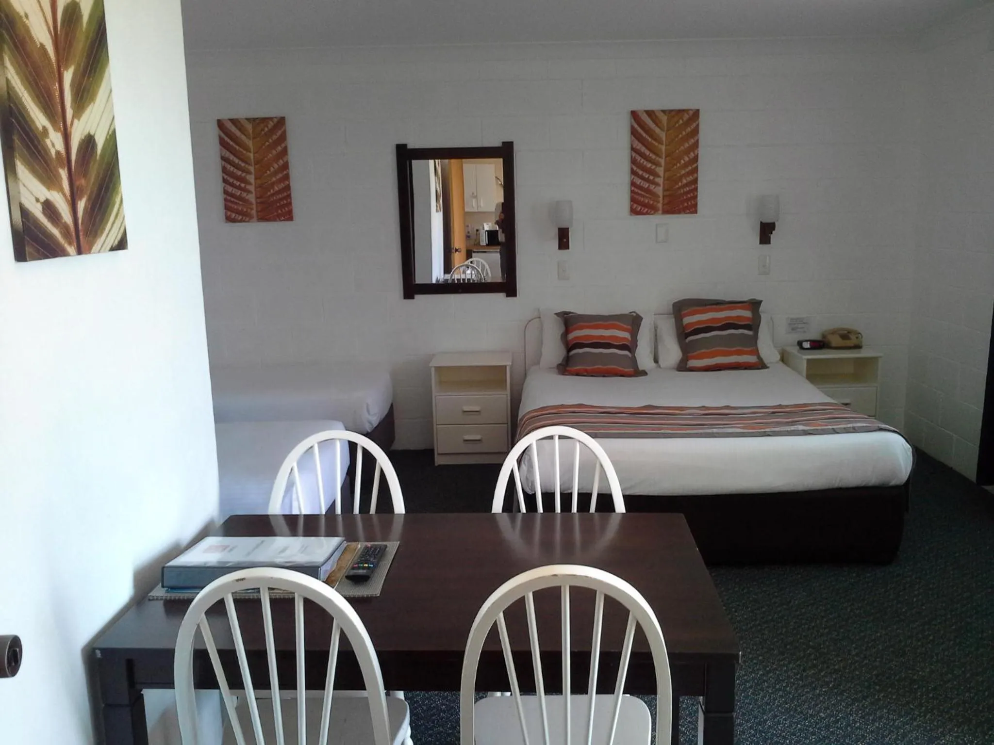 Photo of the whole room, Bed in Hideaway Motor Inn