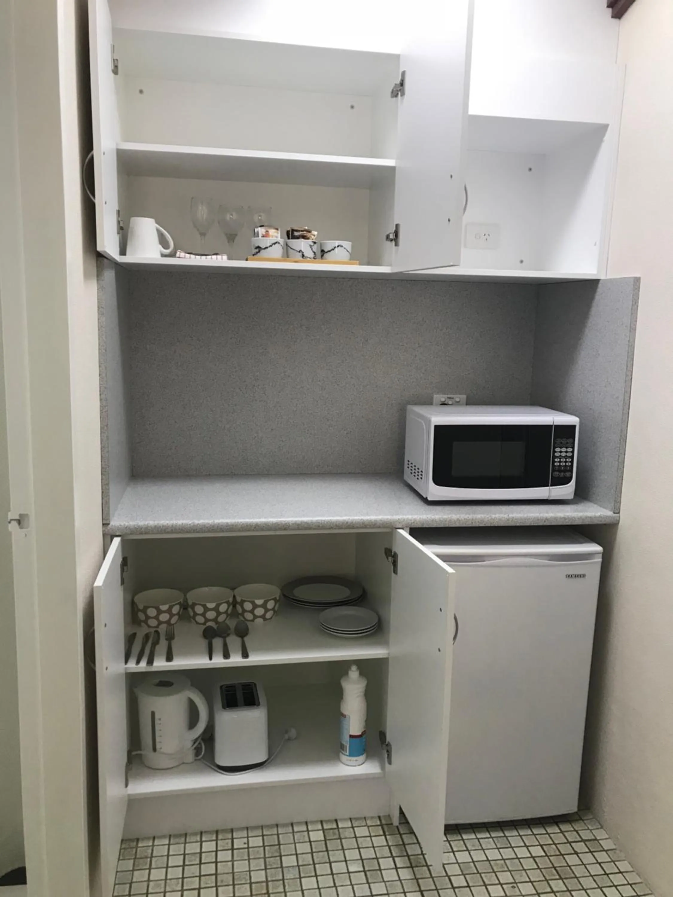 Kitchen or kitchenette in Hideaway Motor Inn