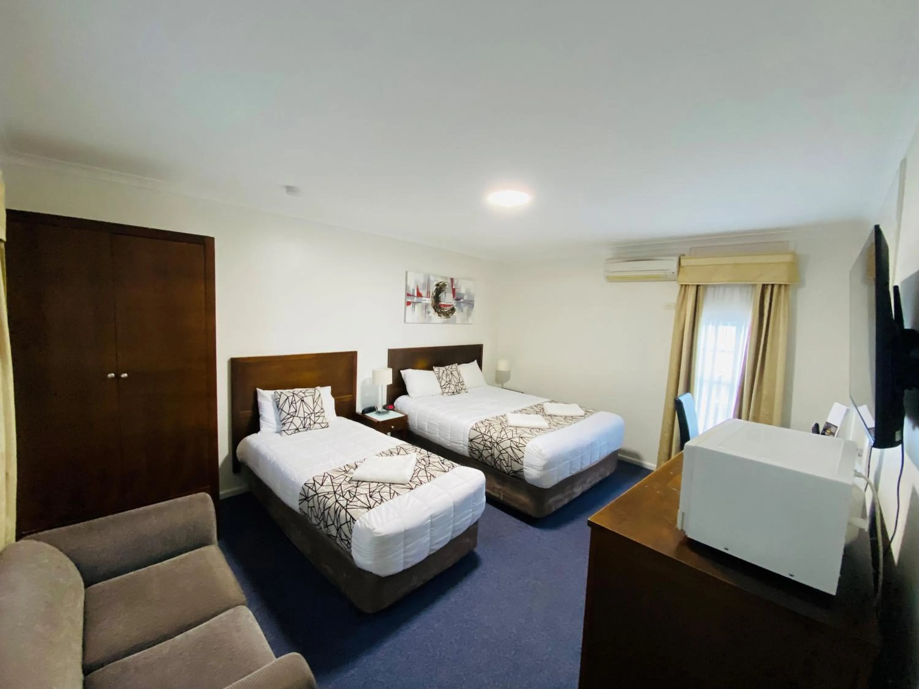 Bed in Colonial Lodge Motor Inn