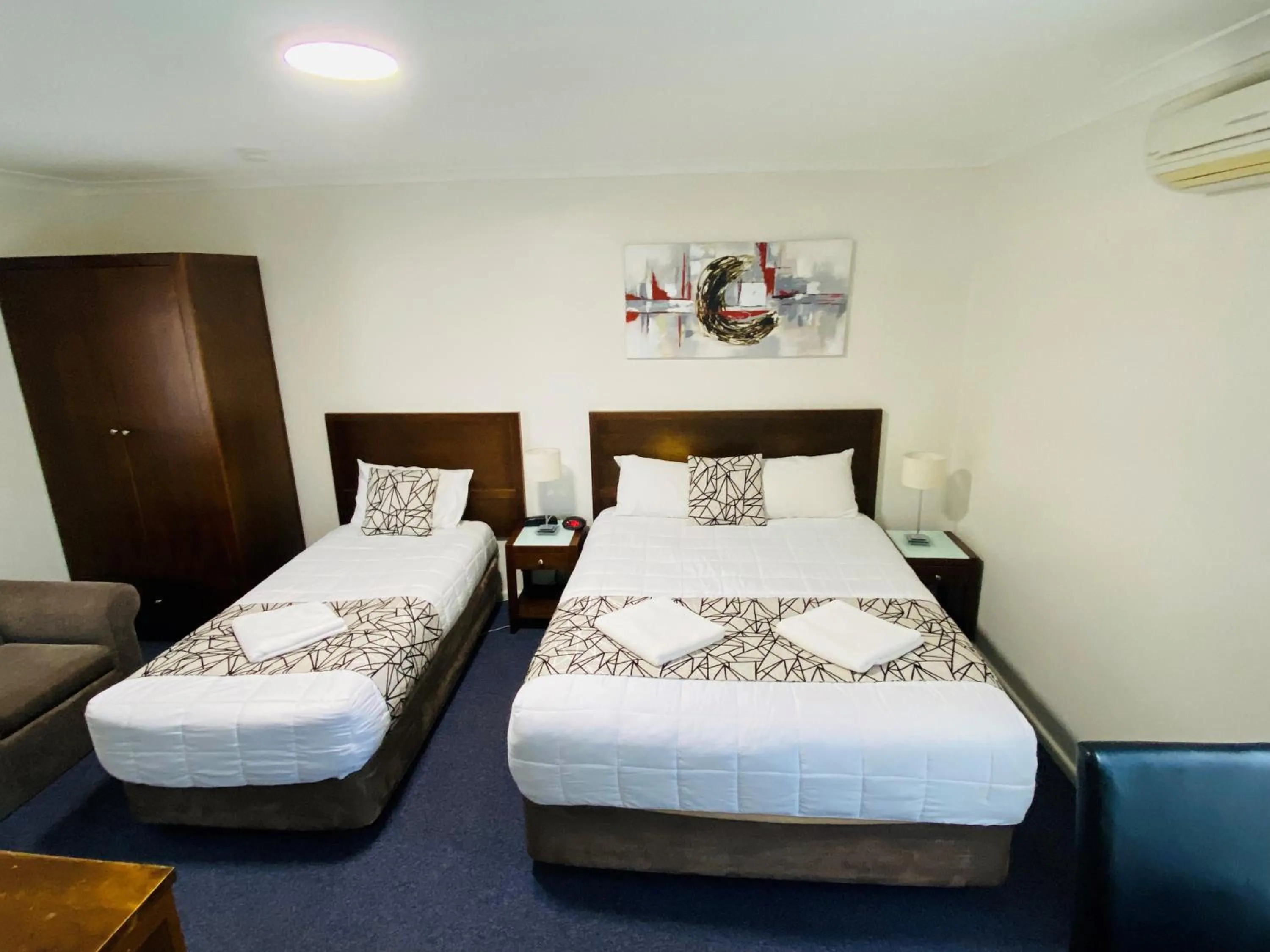 Bed in Colonial Lodge Motor Inn