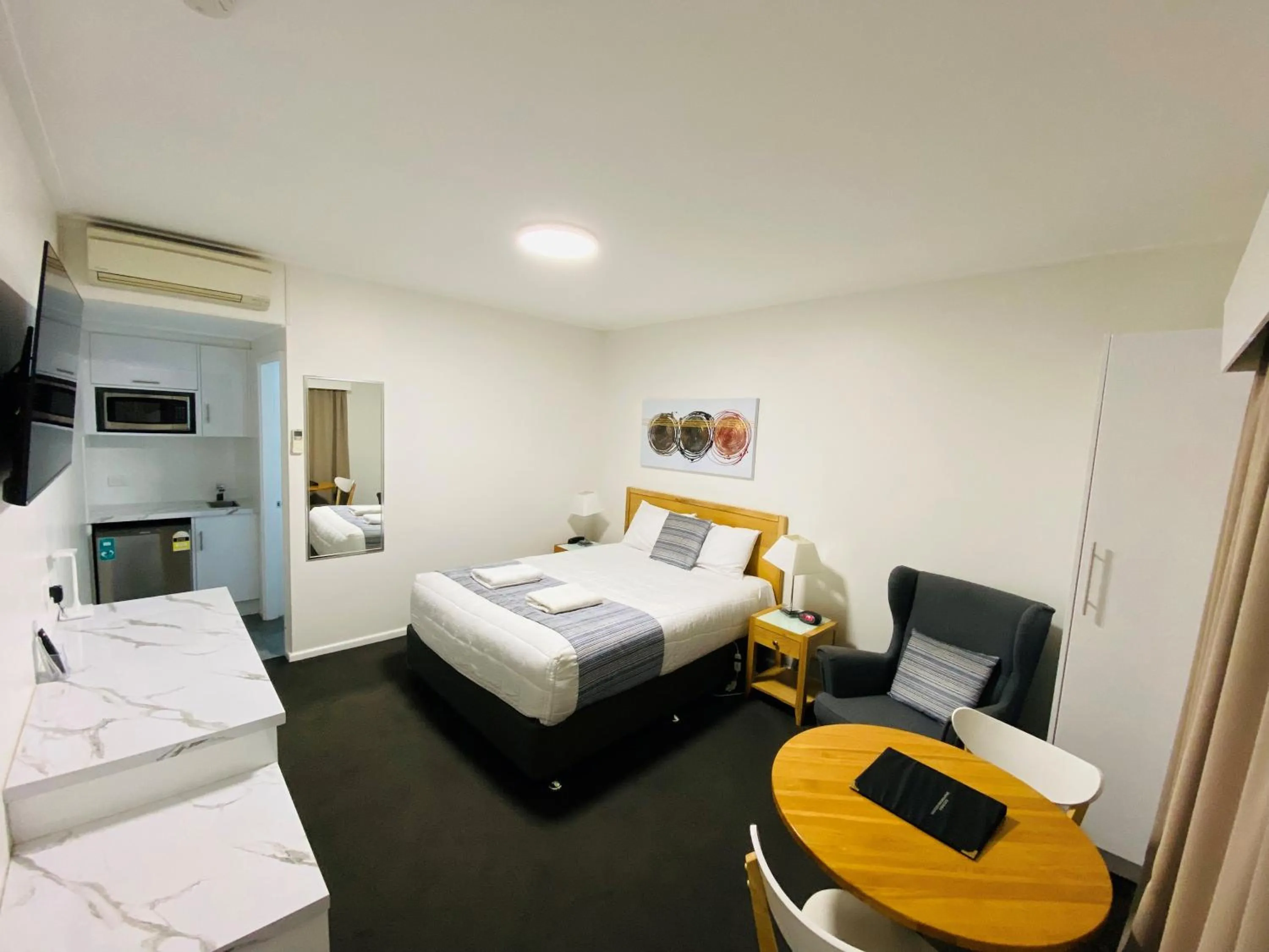 Bed in Colonial Lodge Motor Inn