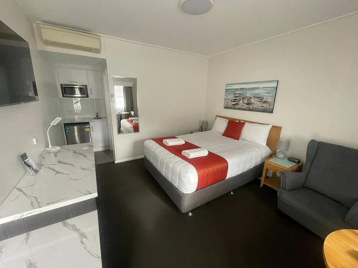 Bed in Colonial Lodge Motor Inn