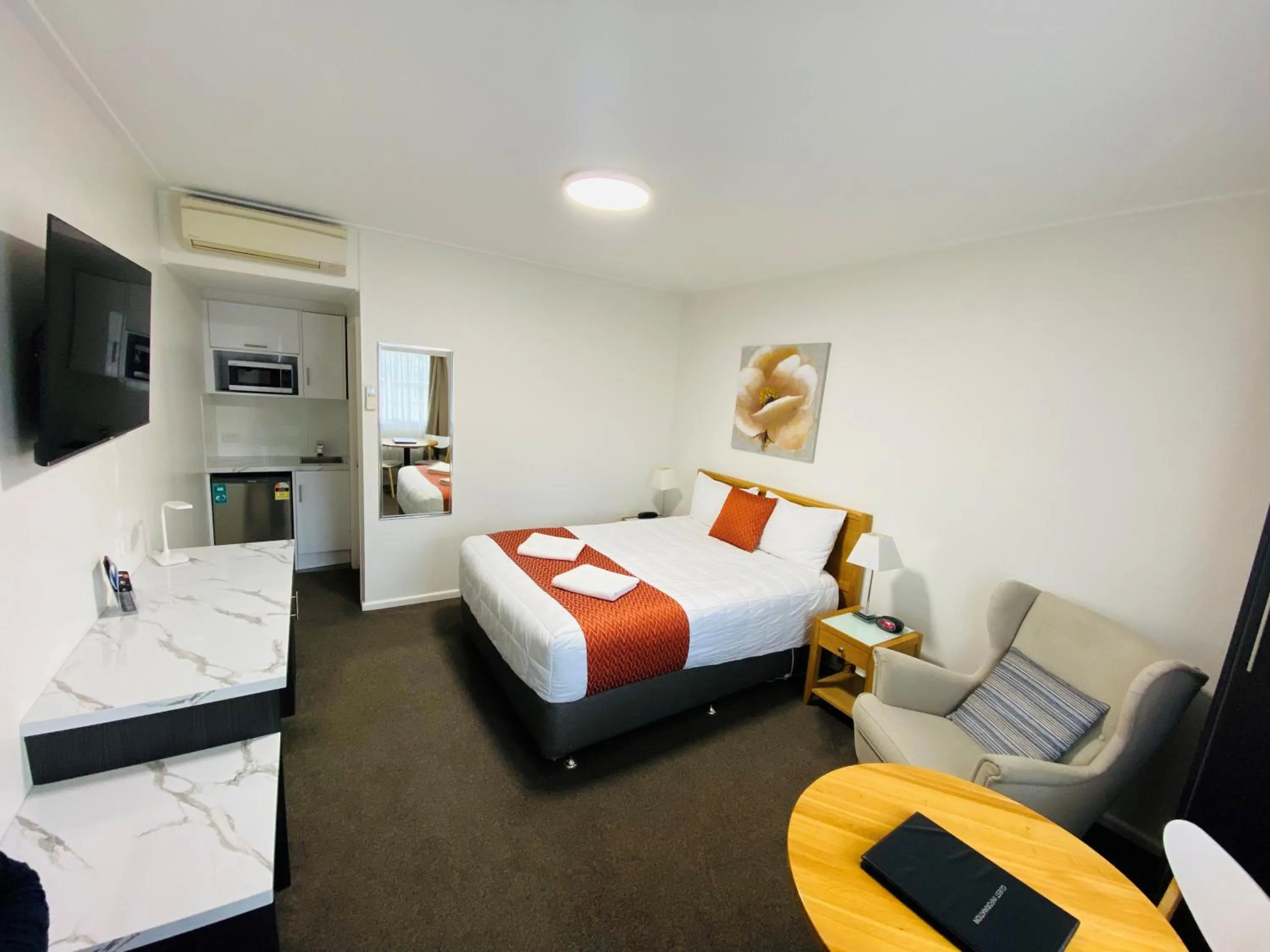 Bed in Colonial Lodge Motor Inn