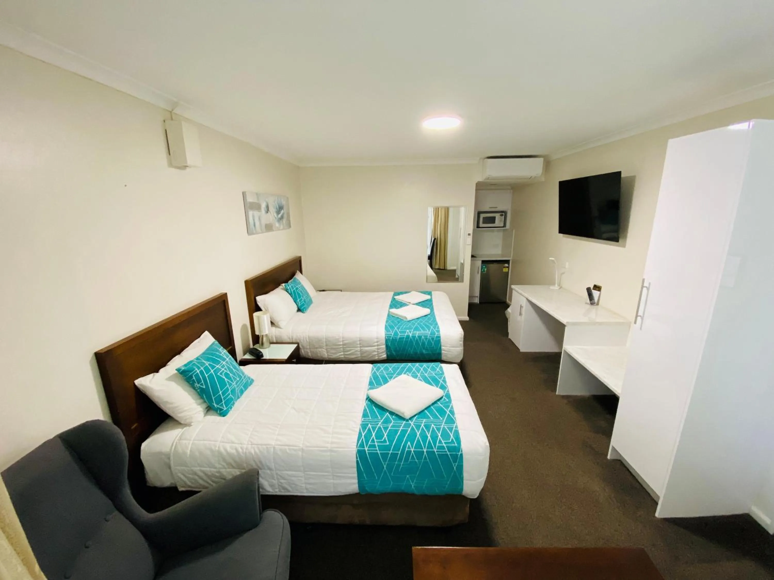 Bed in Colonial Lodge Motor Inn