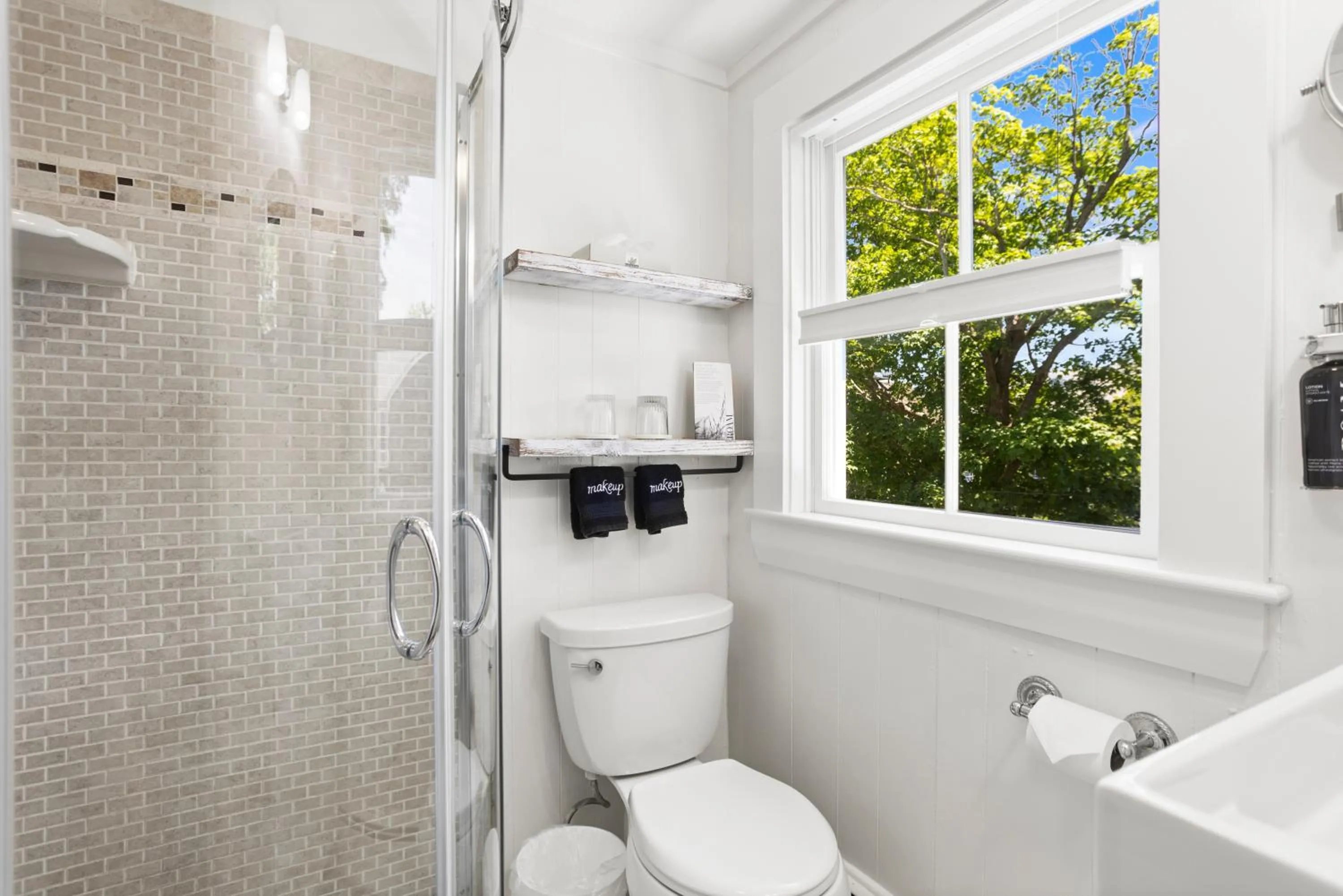 Bathroom in Carlisle House Inn