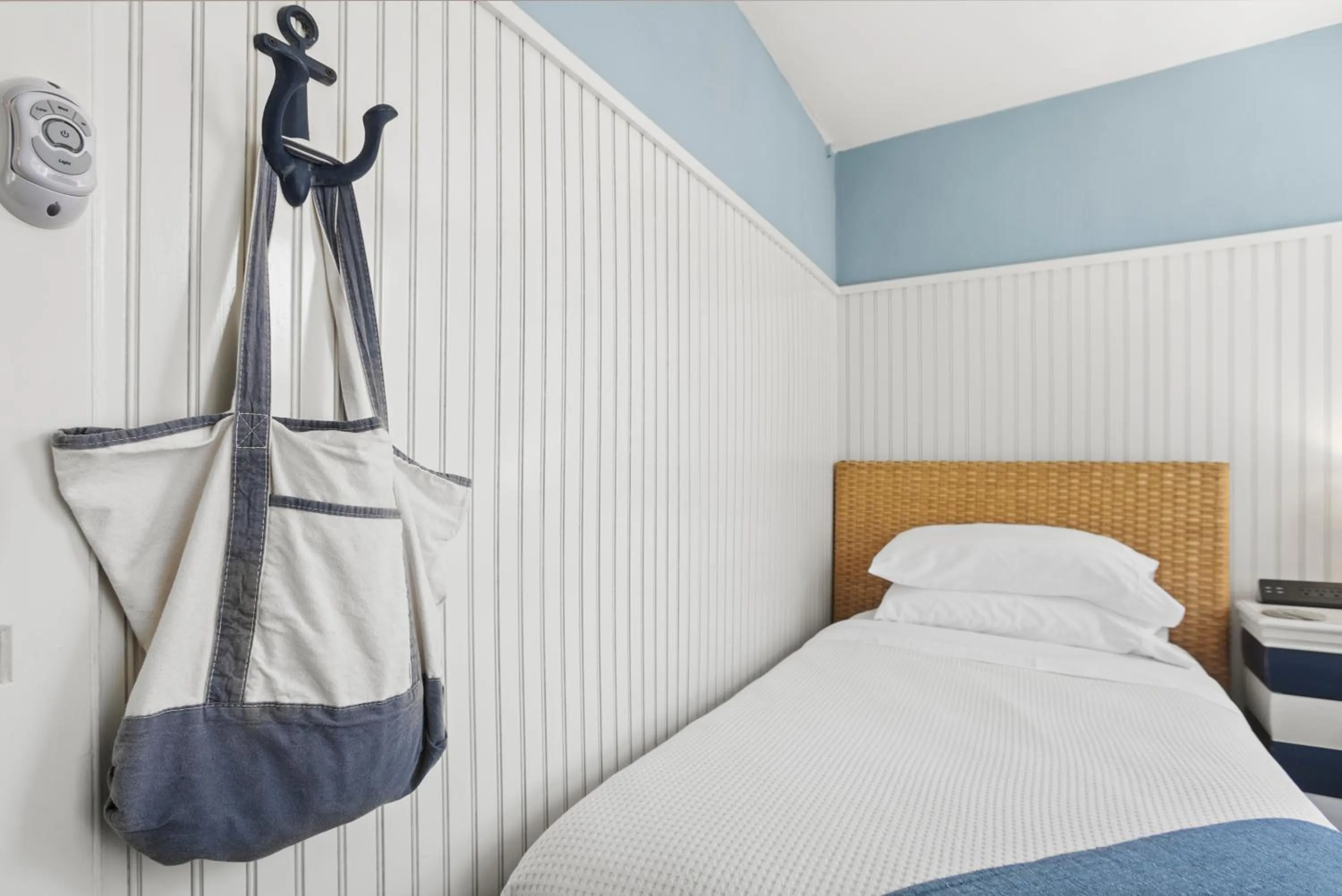 Bed in Carlisle House Inn