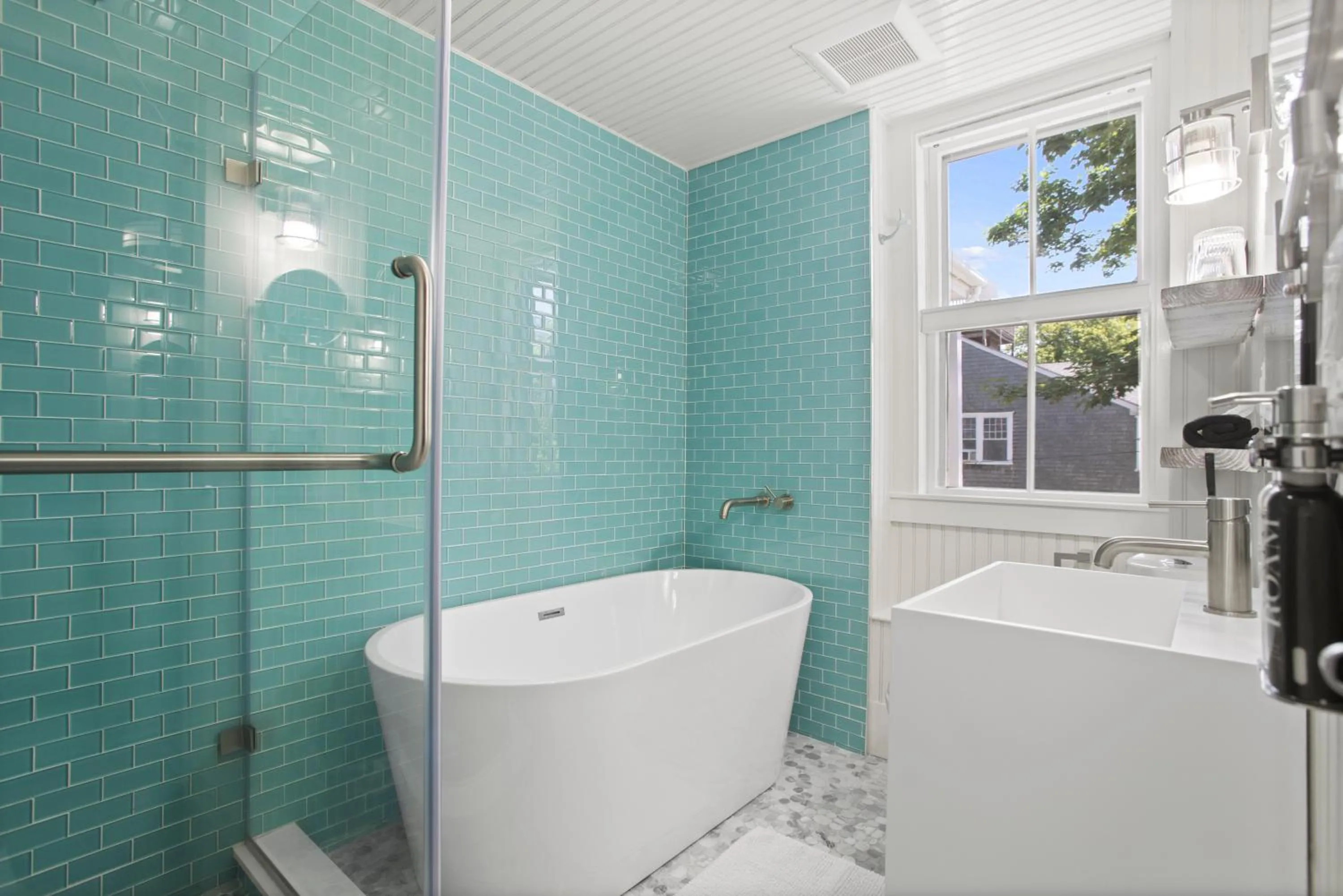 Shower in Carlisle House Inn