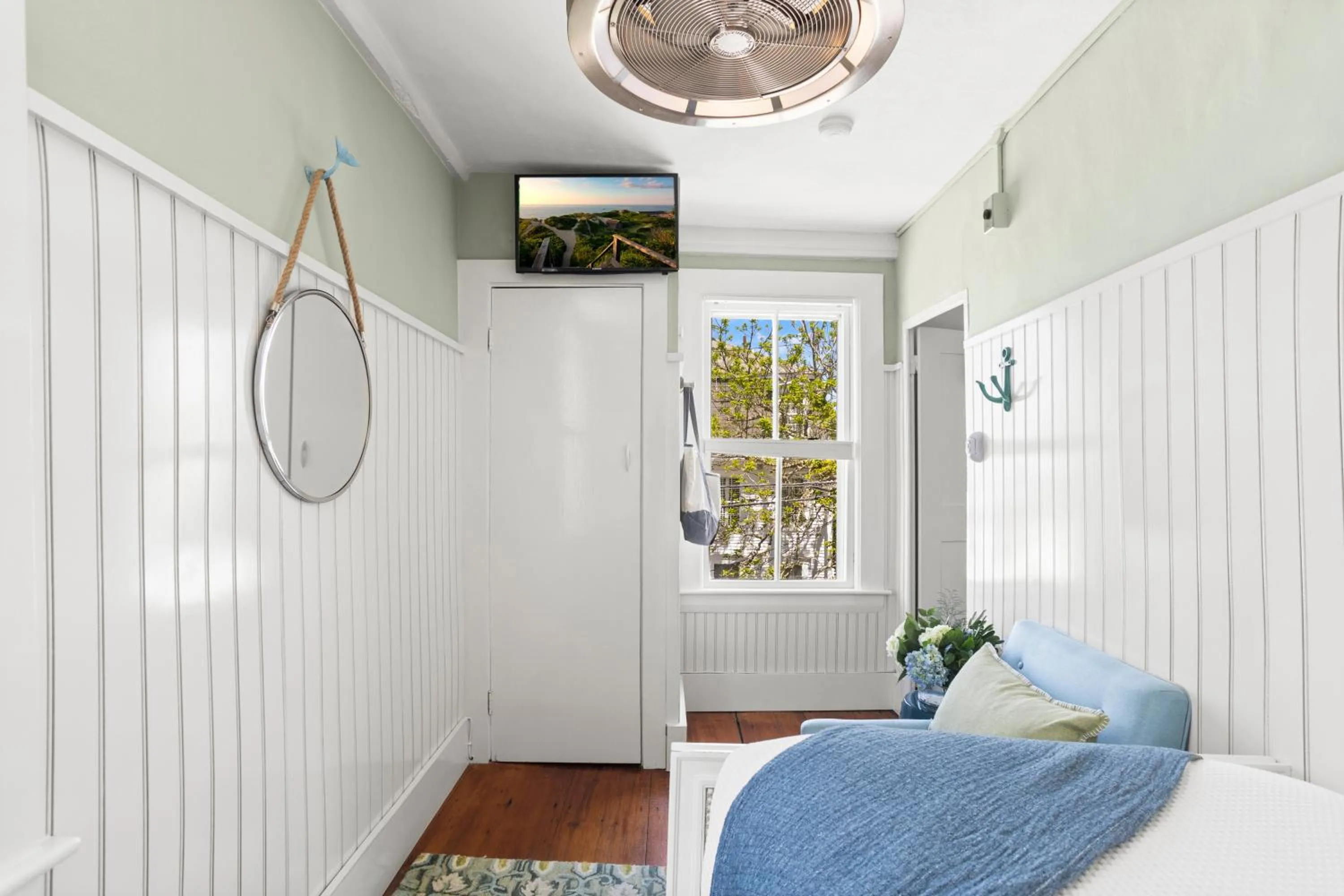 Bed in Carlisle House Inn