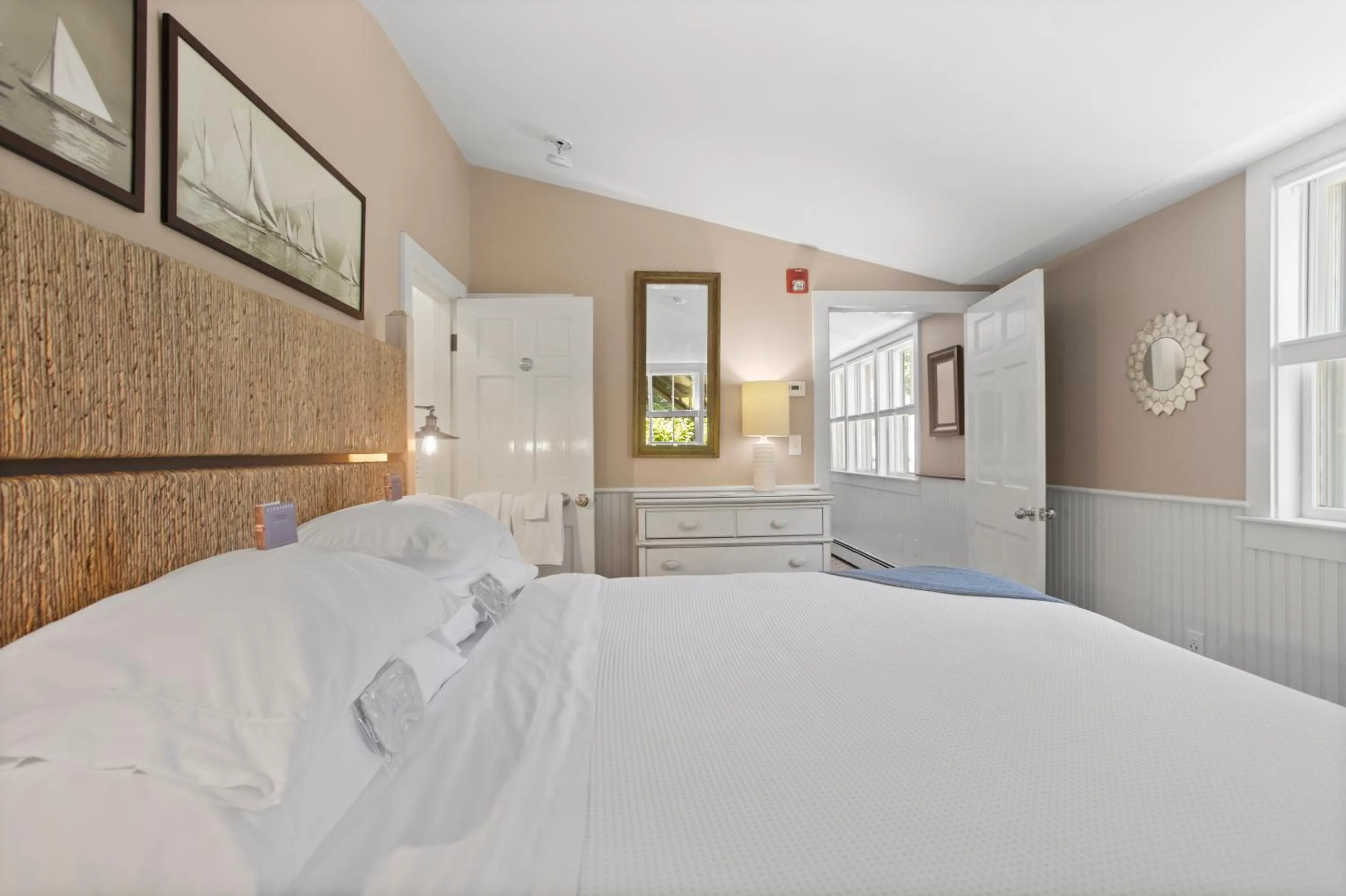 Bedroom, Bed in Carlisle House Inn