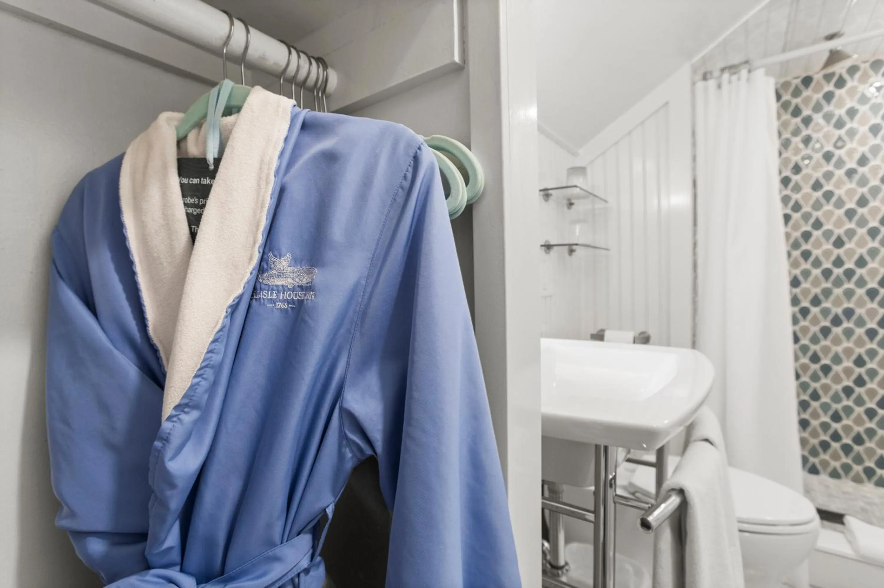 Shower in Carlisle House Inn