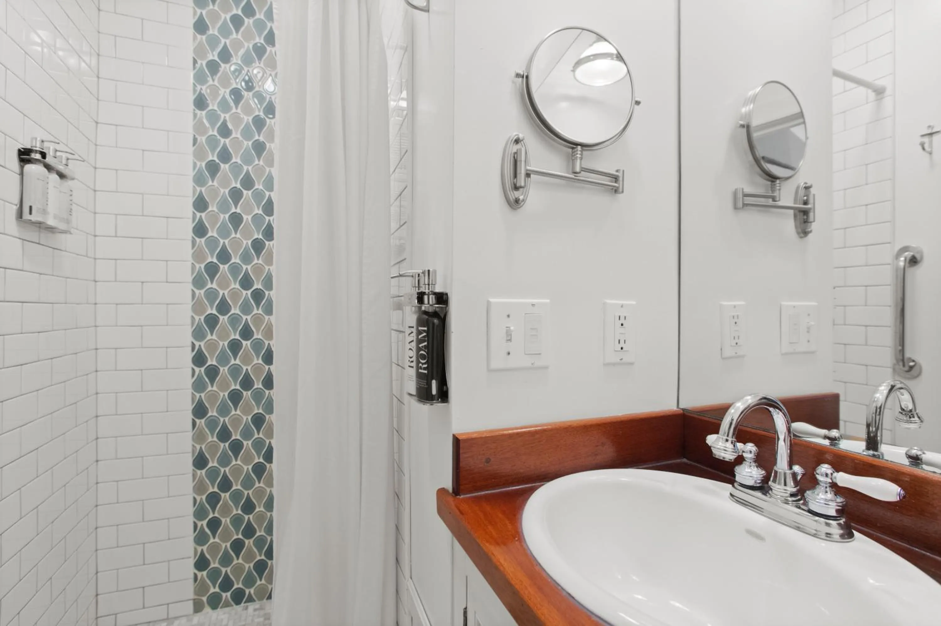 Shower in Carlisle House Inn