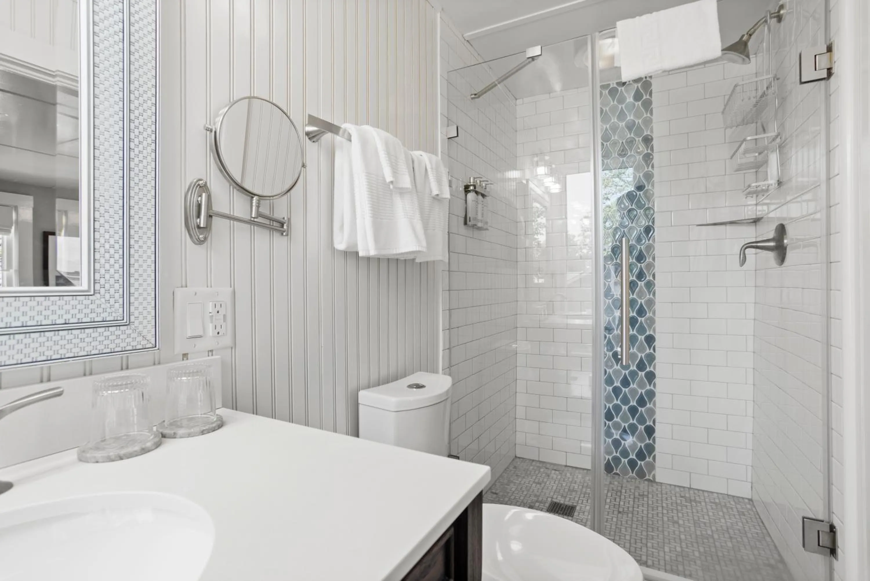 Shower in Carlisle House Inn