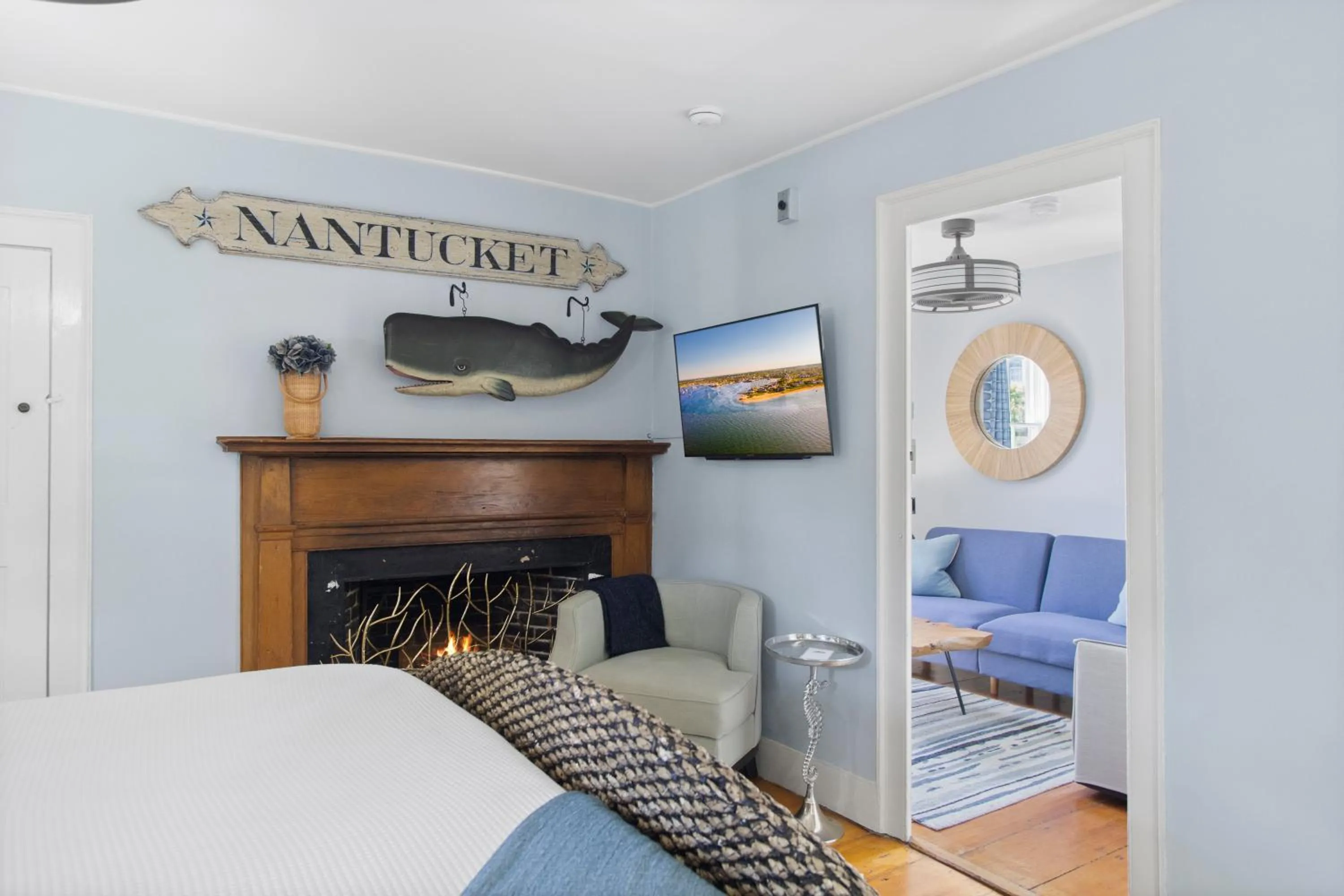 Seating area, Bed in Carlisle House Inn