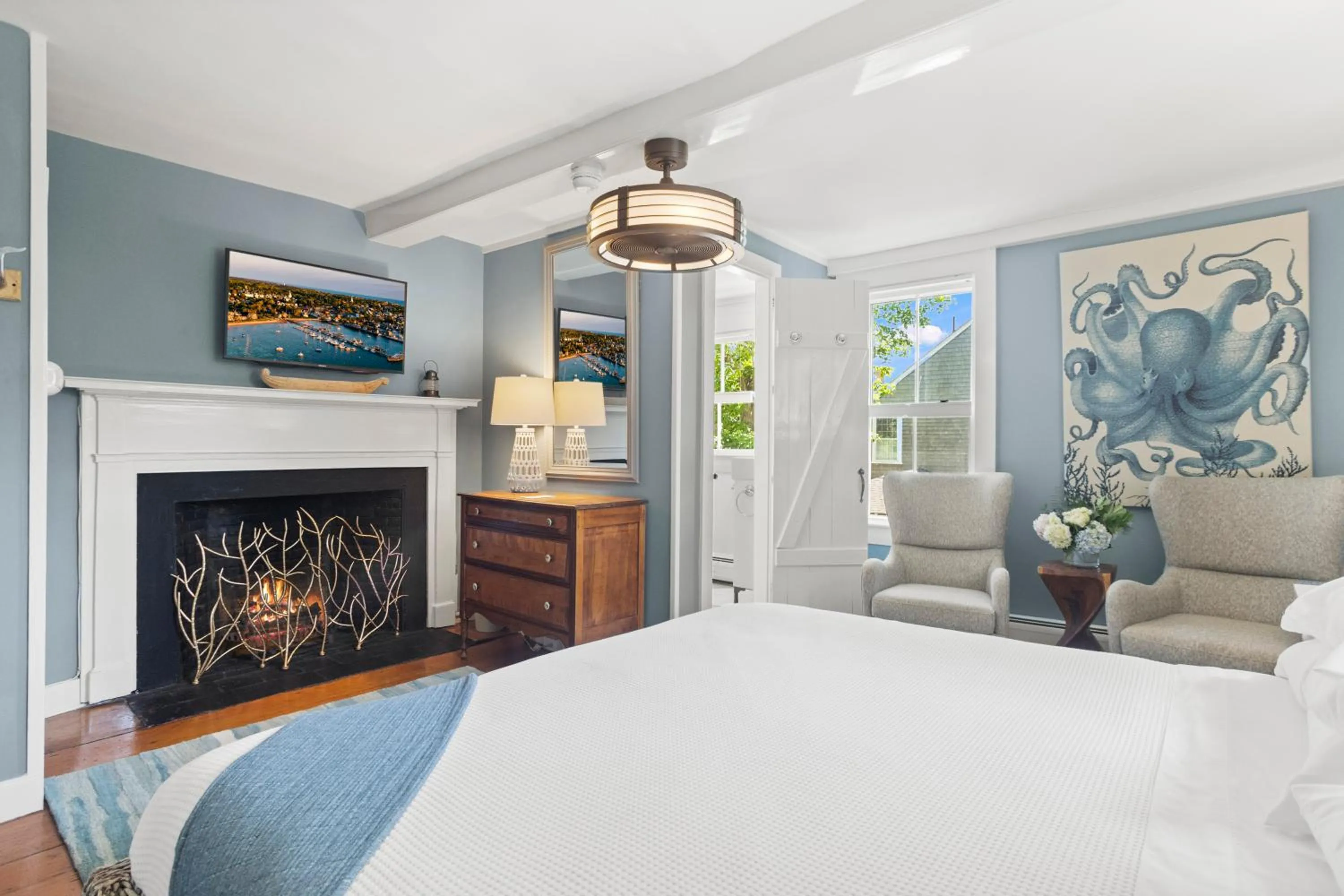 Photo of the whole room, Bed in Carlisle House Inn