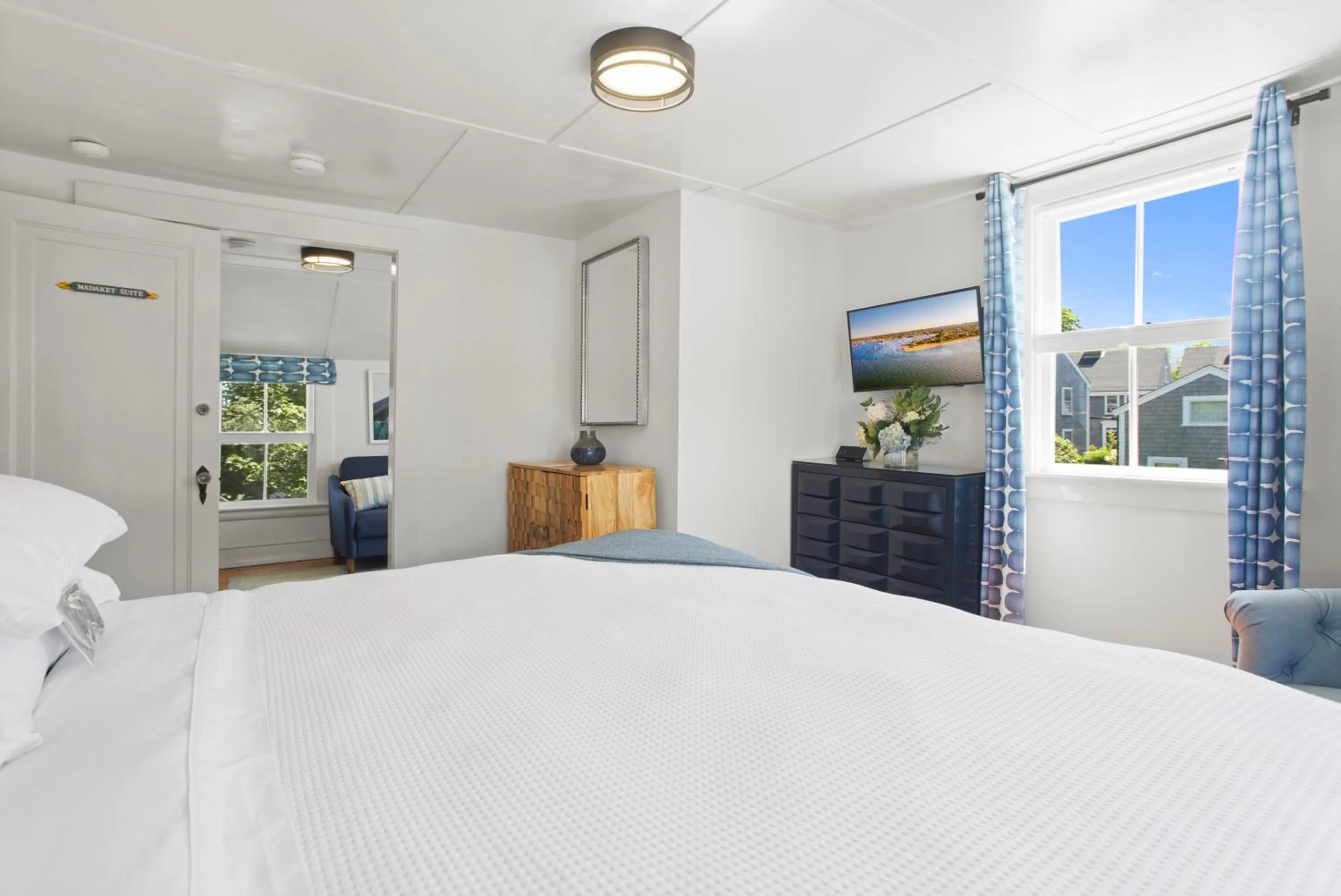 Photo of the whole room, Bed in Carlisle House Inn