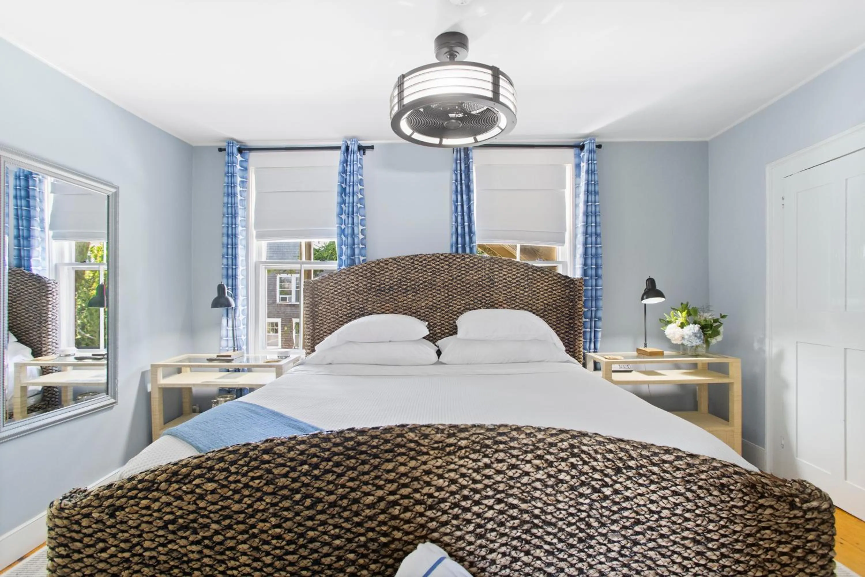 Bed in Carlisle House Inn