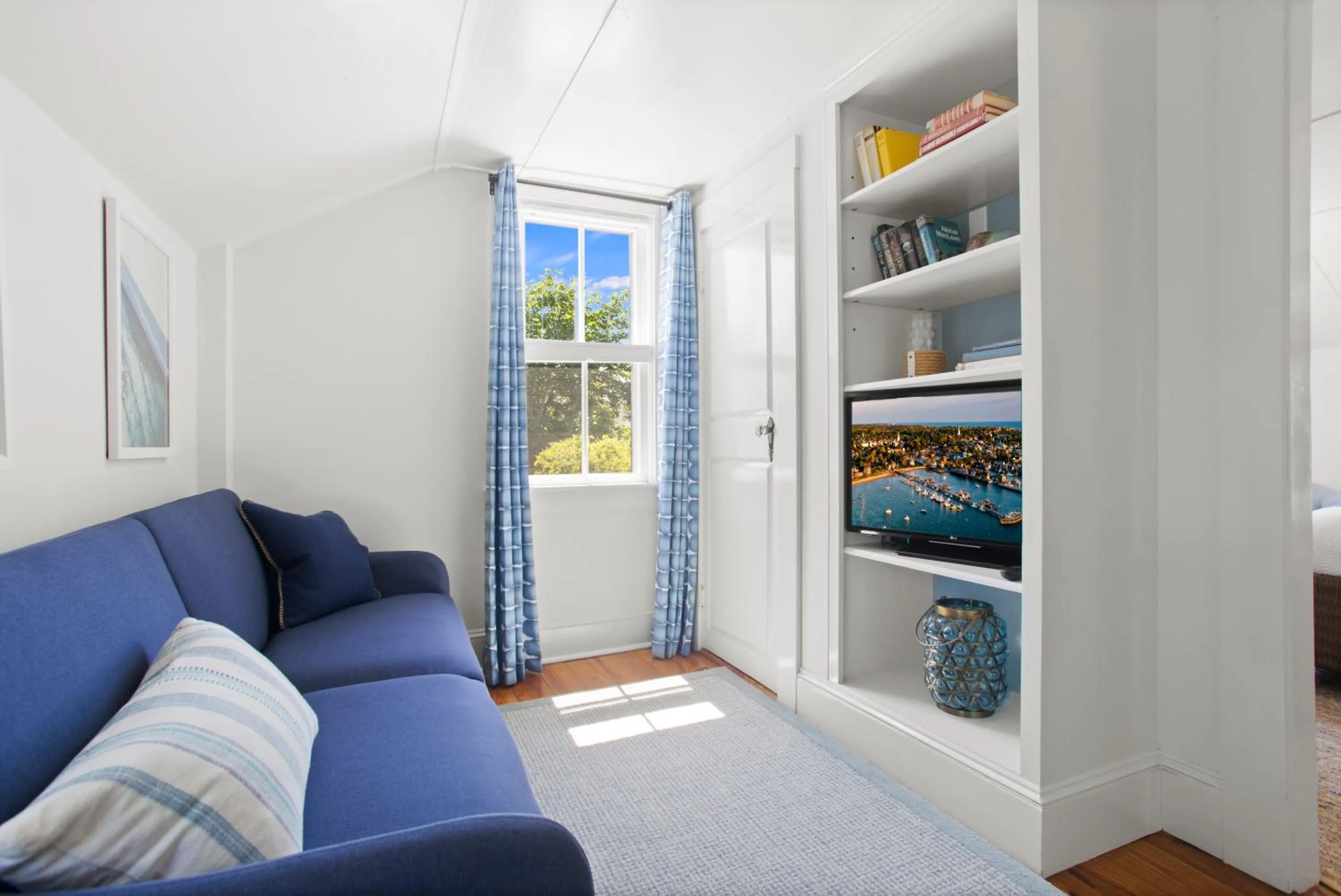 Seating area, Bed in Carlisle House Inn