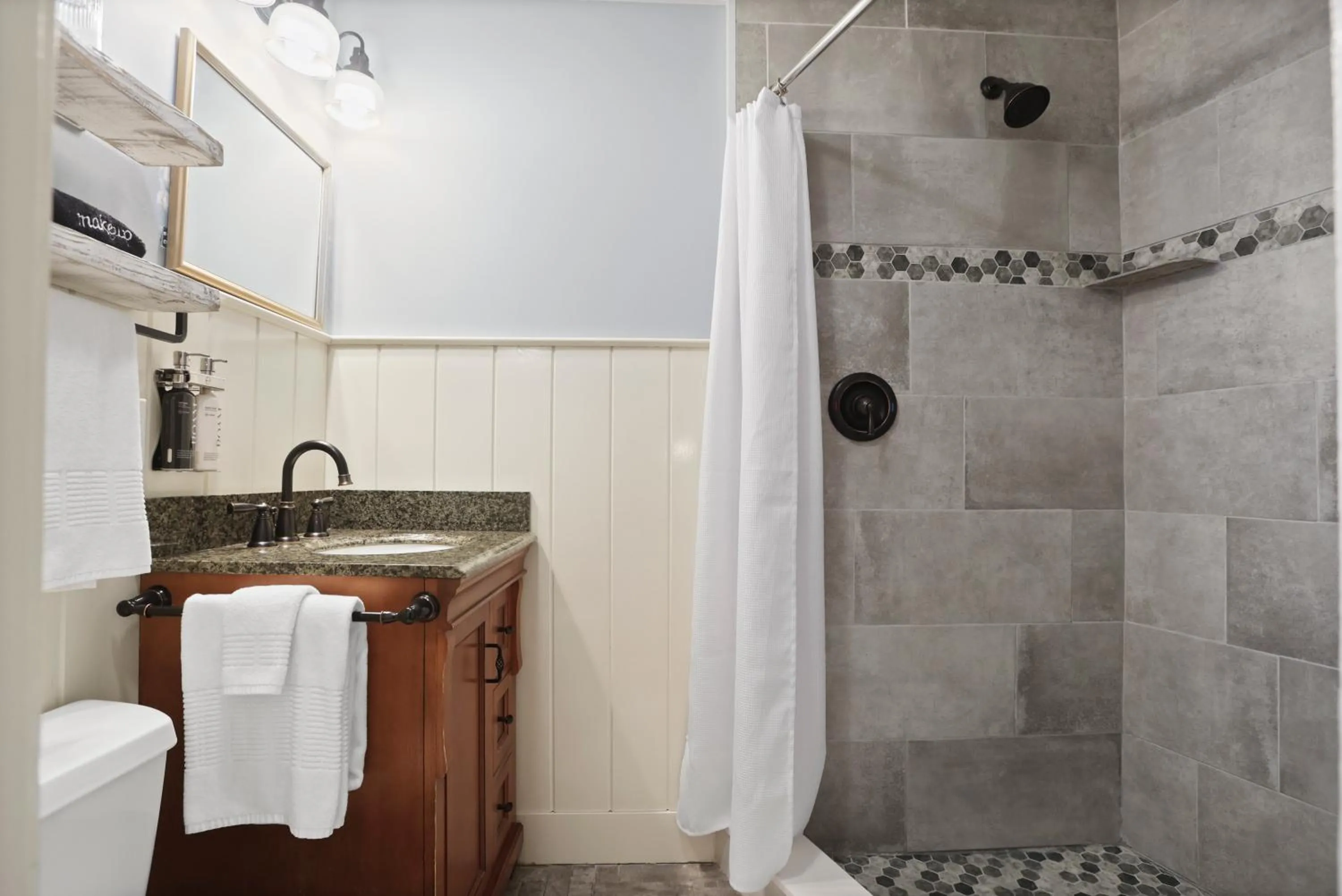 Shower in Carlisle House Inn