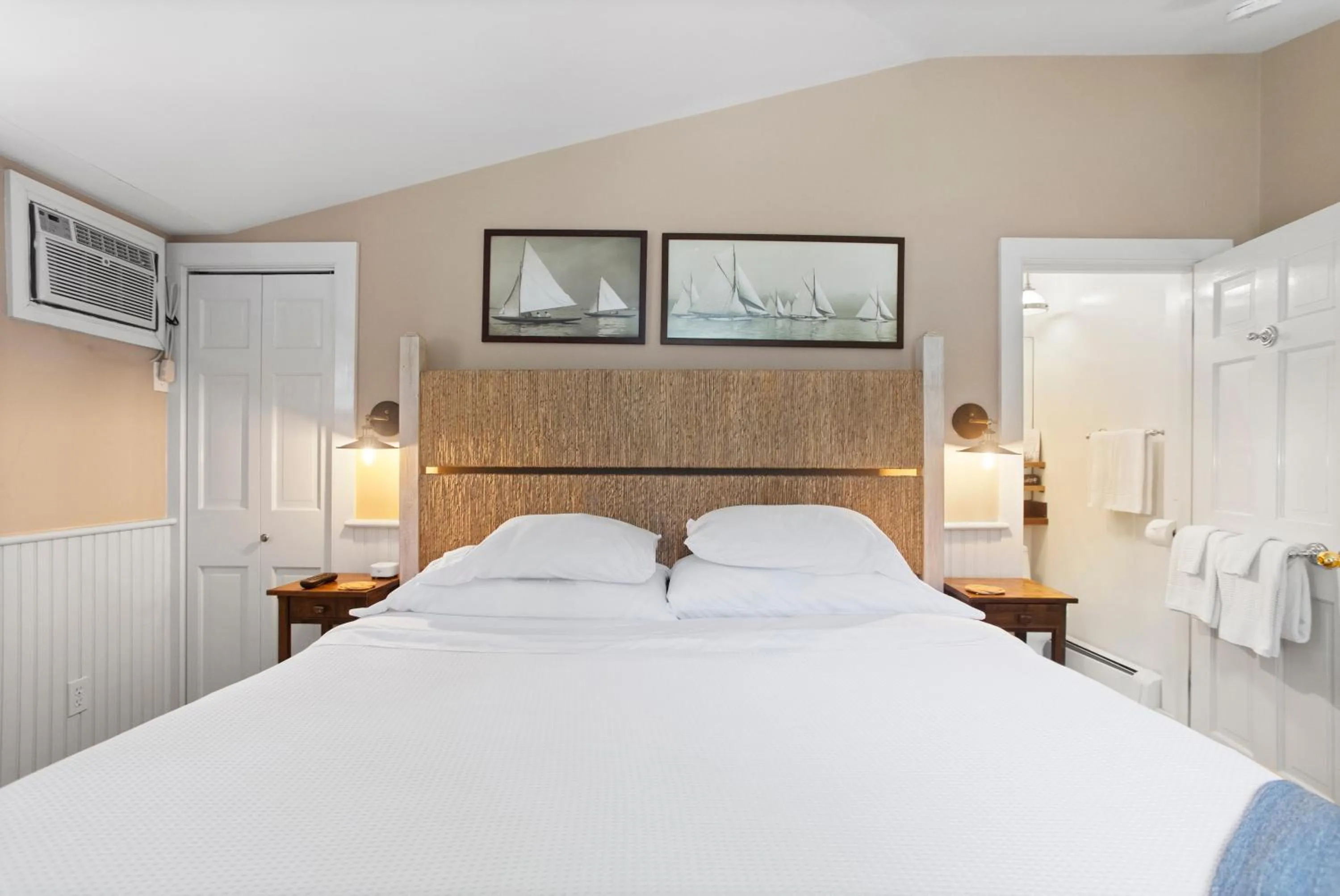 Bed in Carlisle House Inn