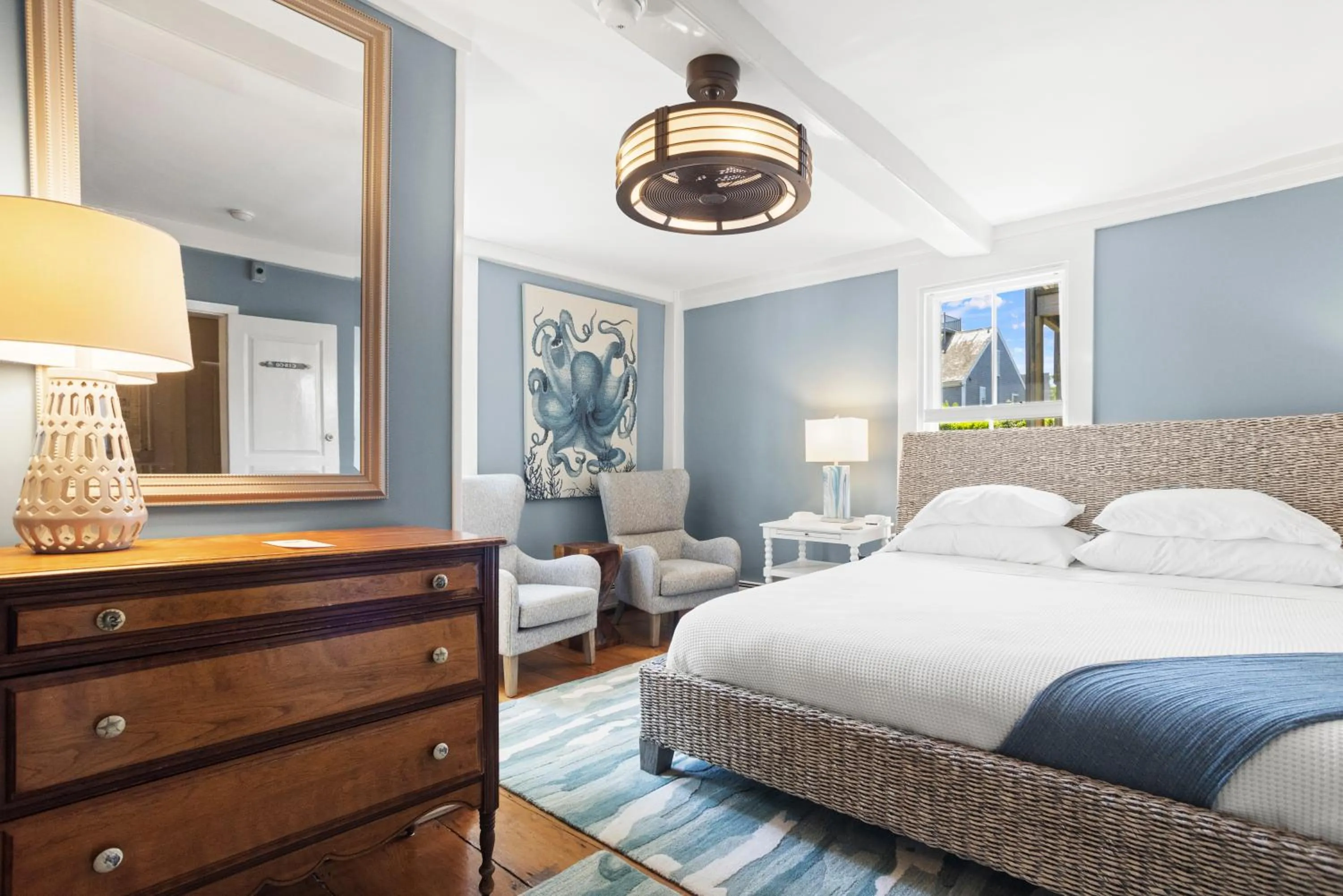 Photo of the whole room, Bed in Carlisle House Inn