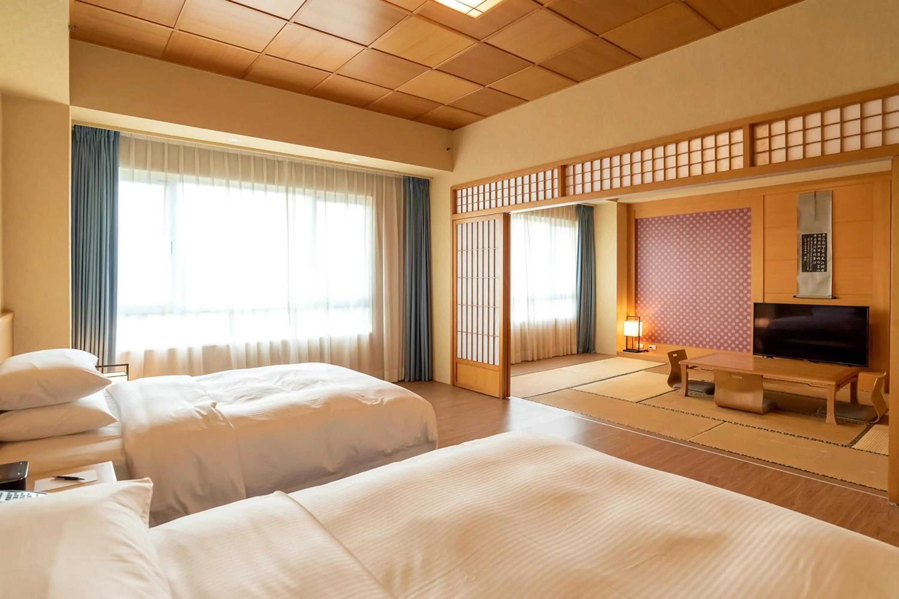 Photo of the whole room, Bed in Sheraton Taoyuan Hotel