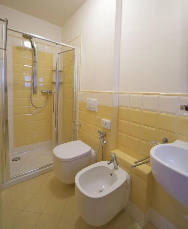 Shower in Hotel Dente Del Gigante