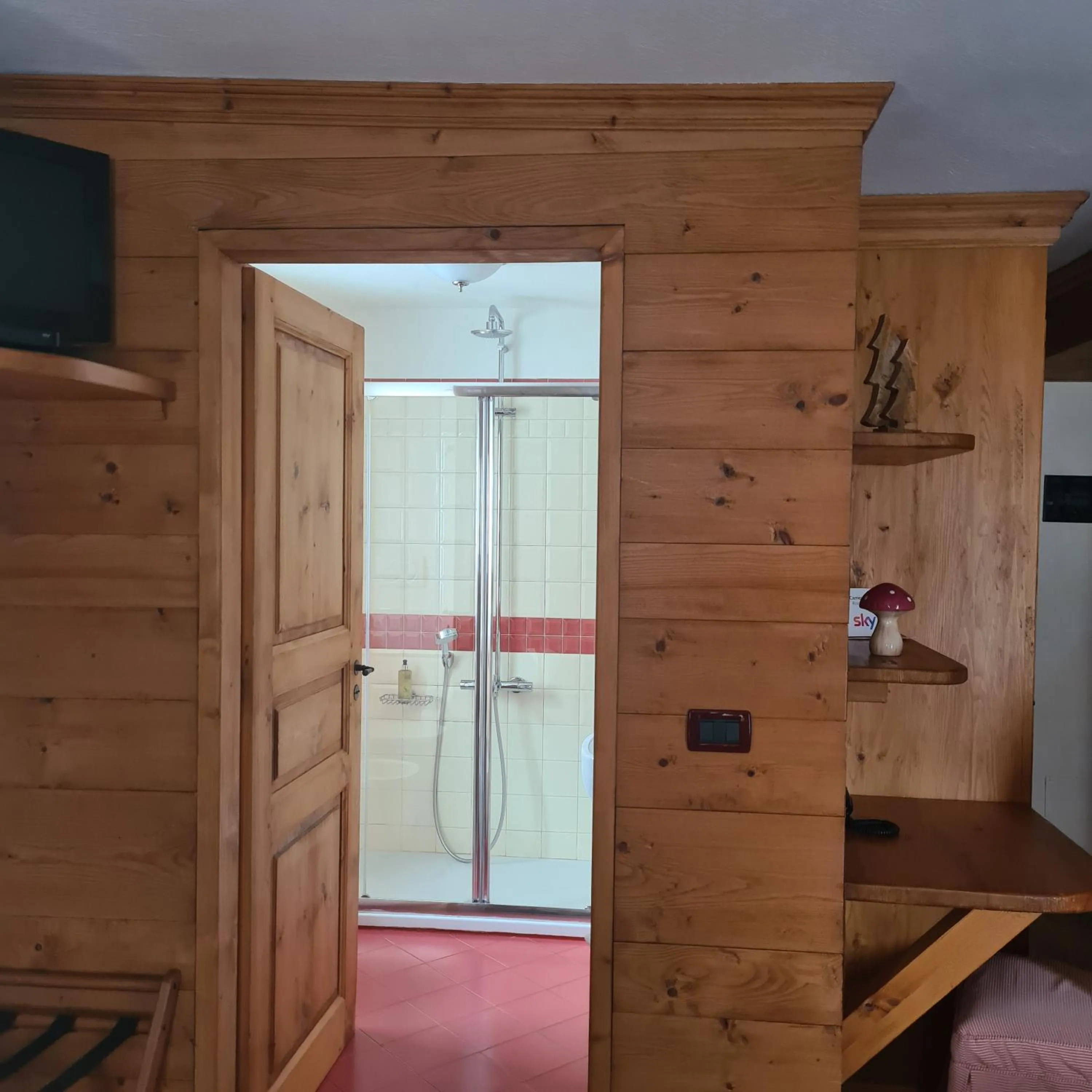 Shower in Hotel Dente Del Gigante