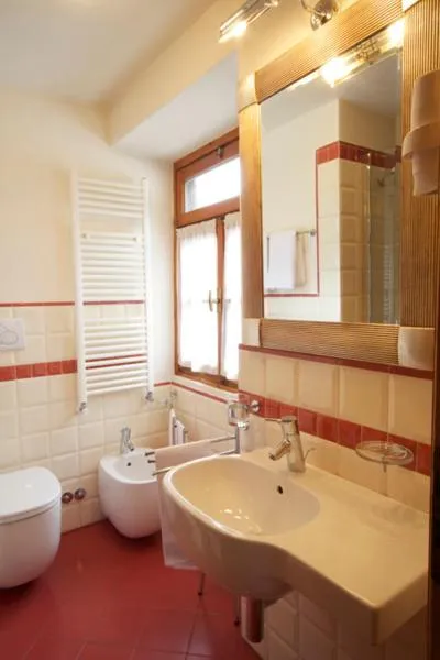 Shower in Hotel Dente Del Gigante