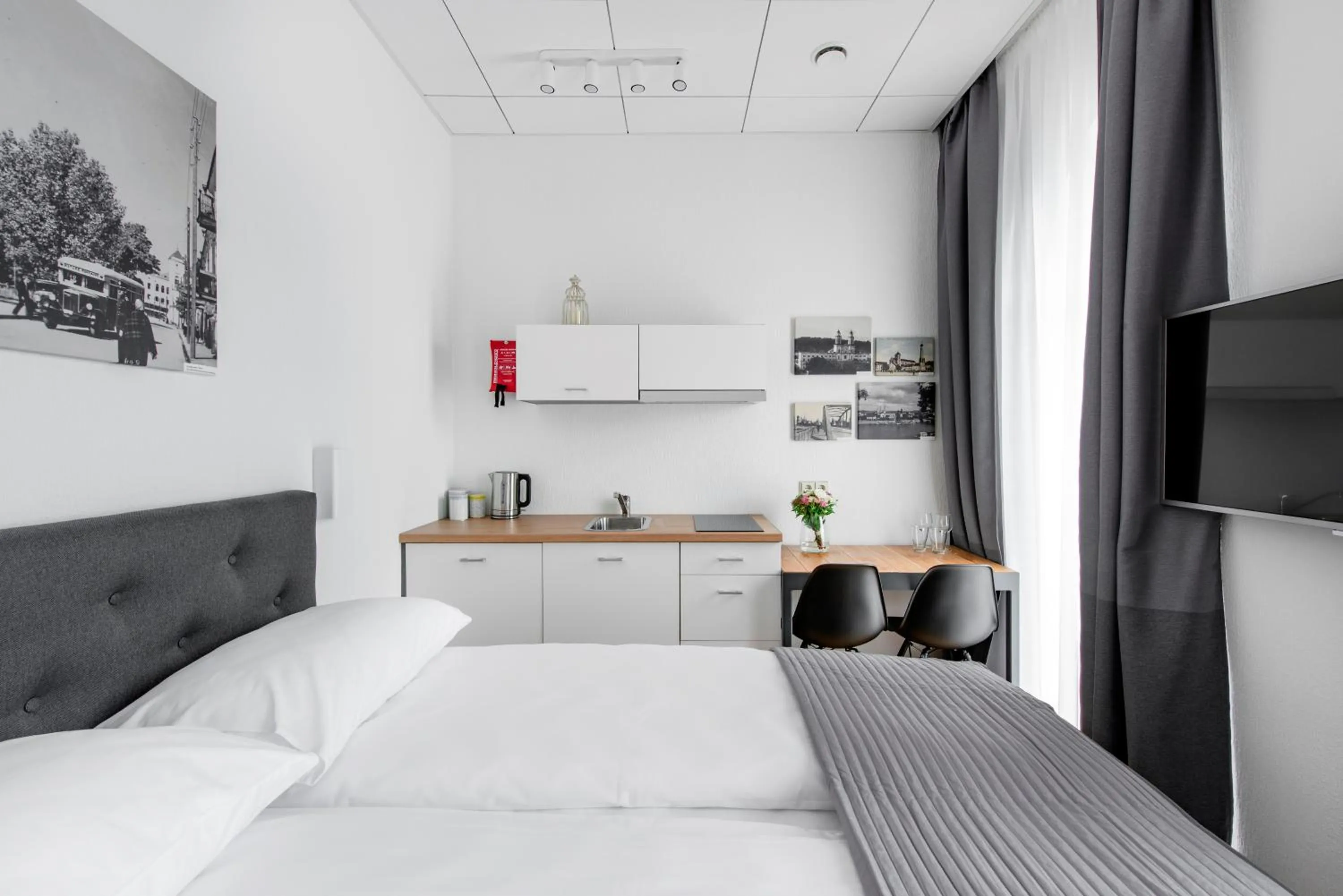 Photo of the whole room, Bed in Piano Apartments