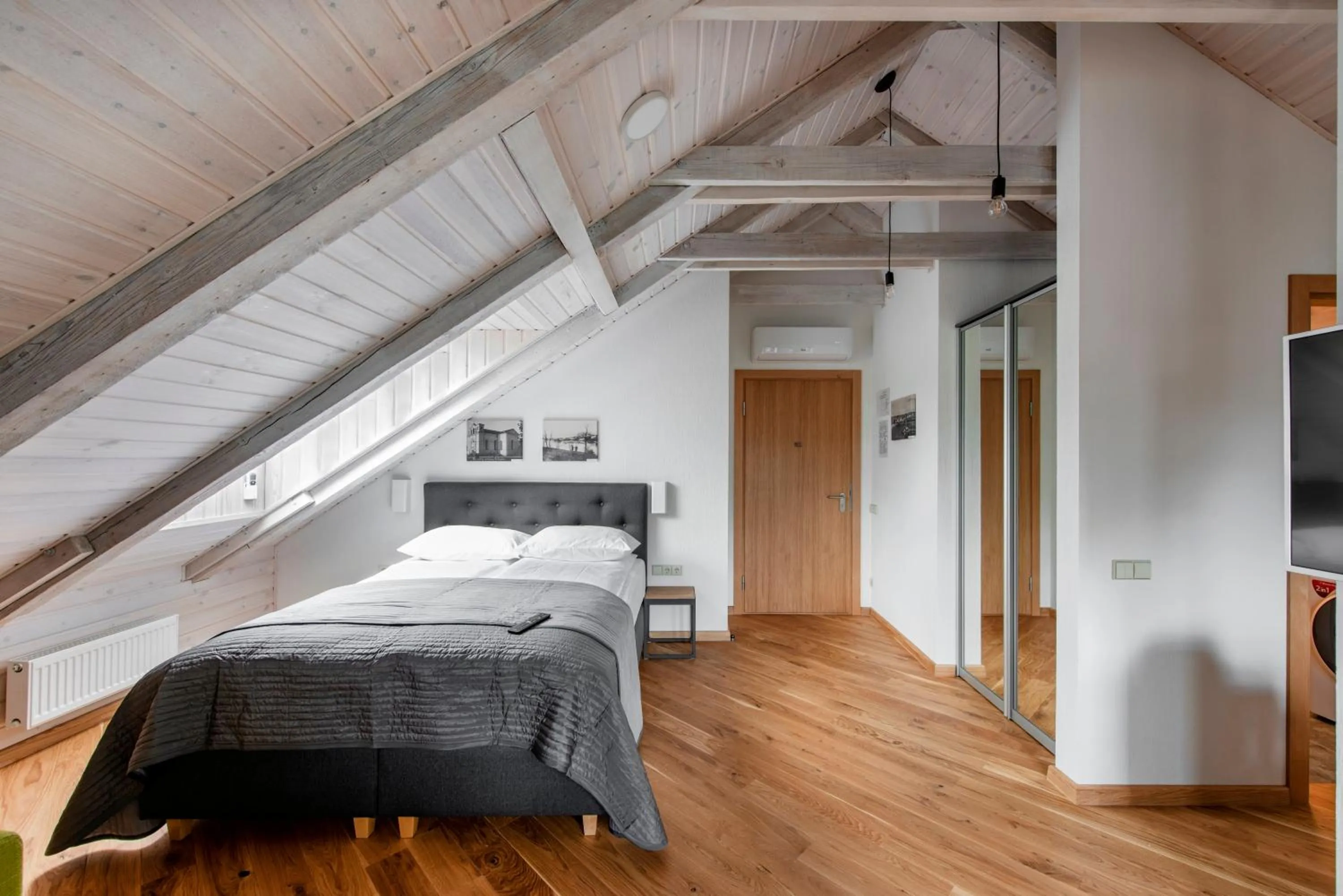 Photo of the whole room, Bed in Piano Apartments