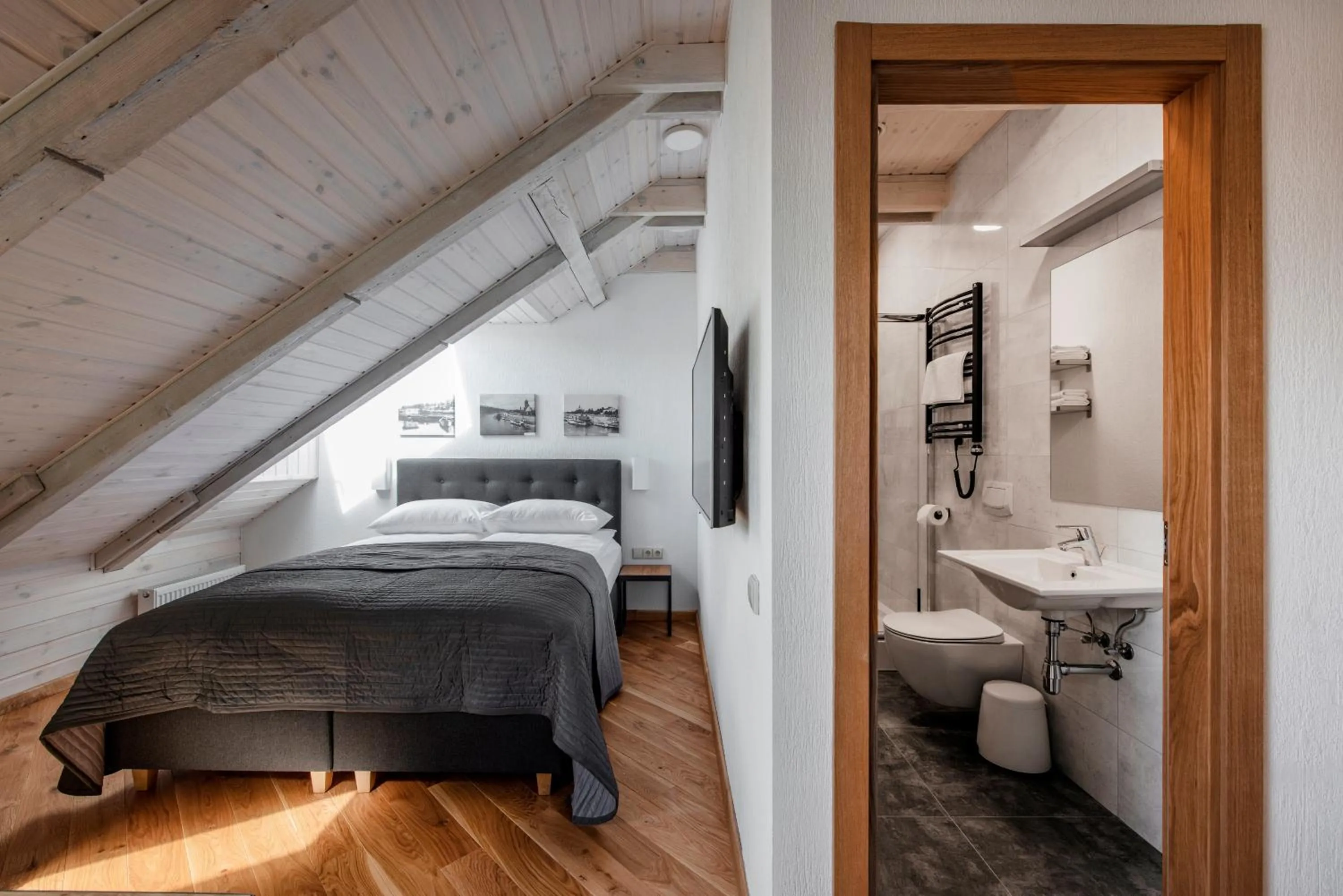 Photo of the whole room, Bed in Piano Apartments