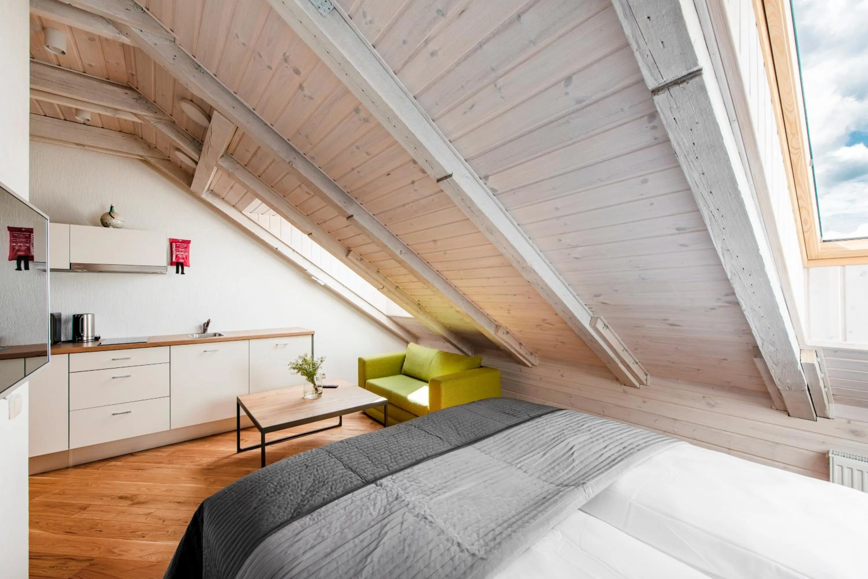 Photo of the whole room, Bed in Piano Apartments