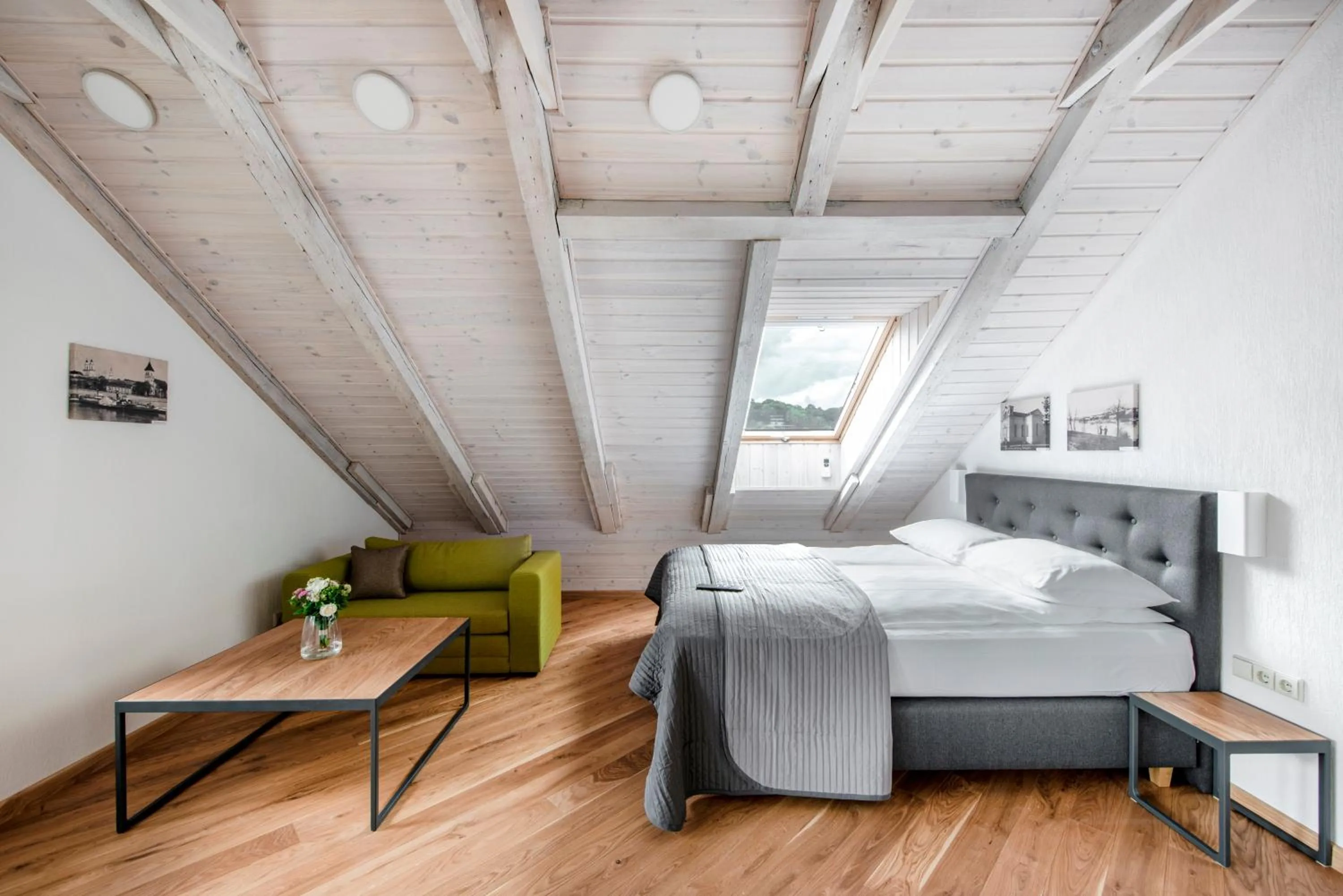 Photo of the whole room, Bed in Piano Apartments