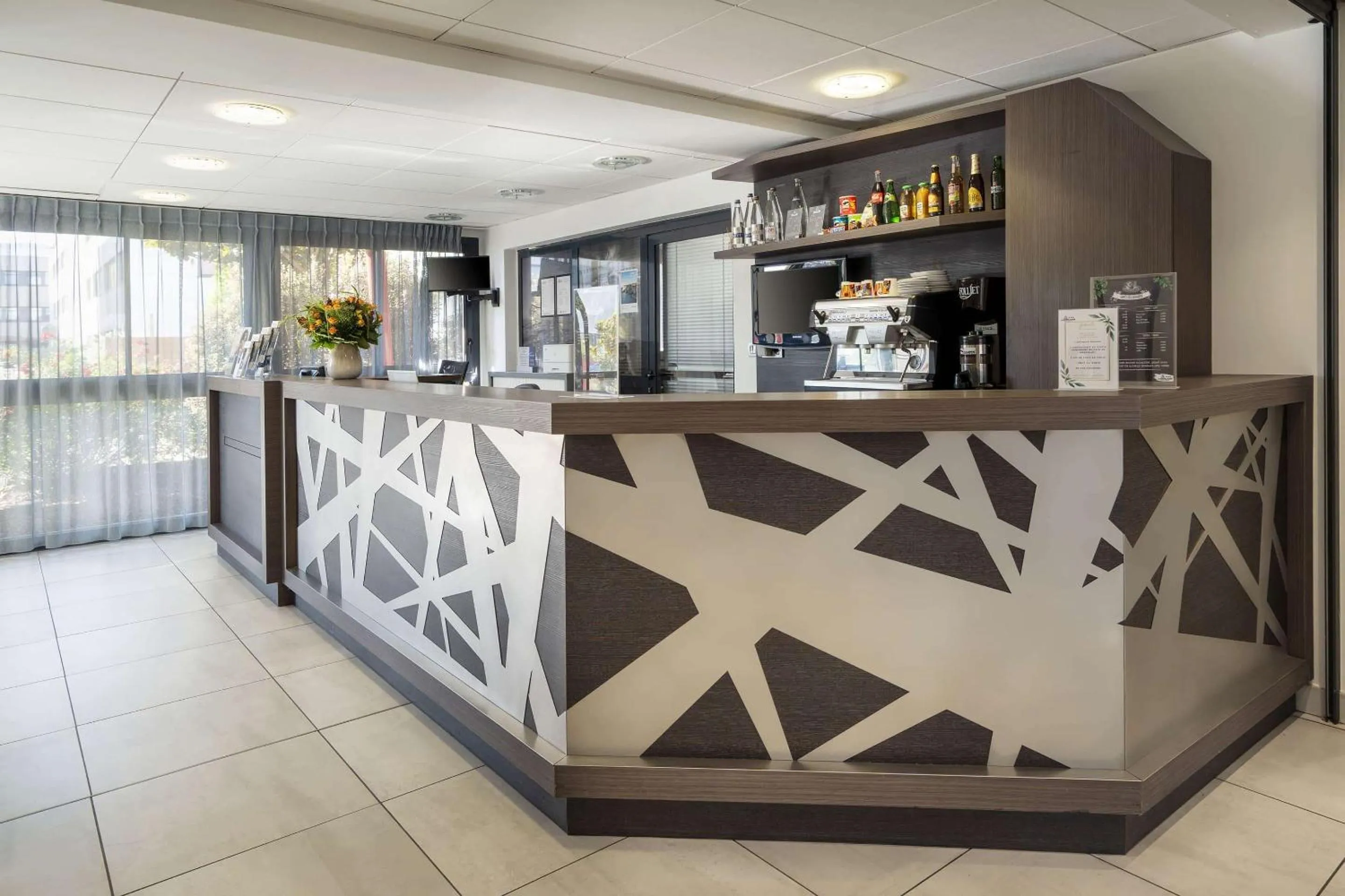 Lobby or reception in Best Western Les Aureliades Saint Nazaire