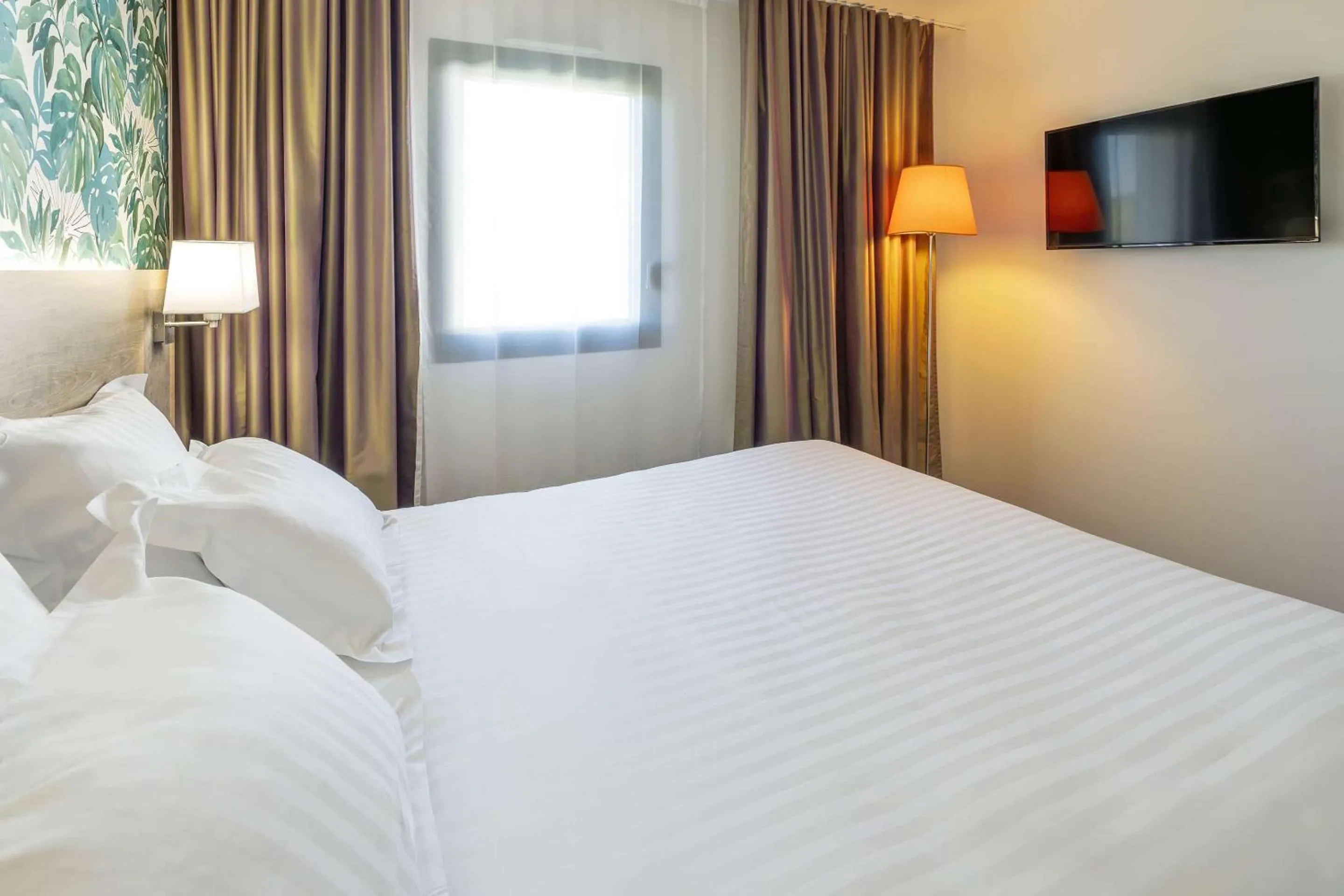 Bedroom, Bed in Best Western Les Aureliades Saint Nazaire