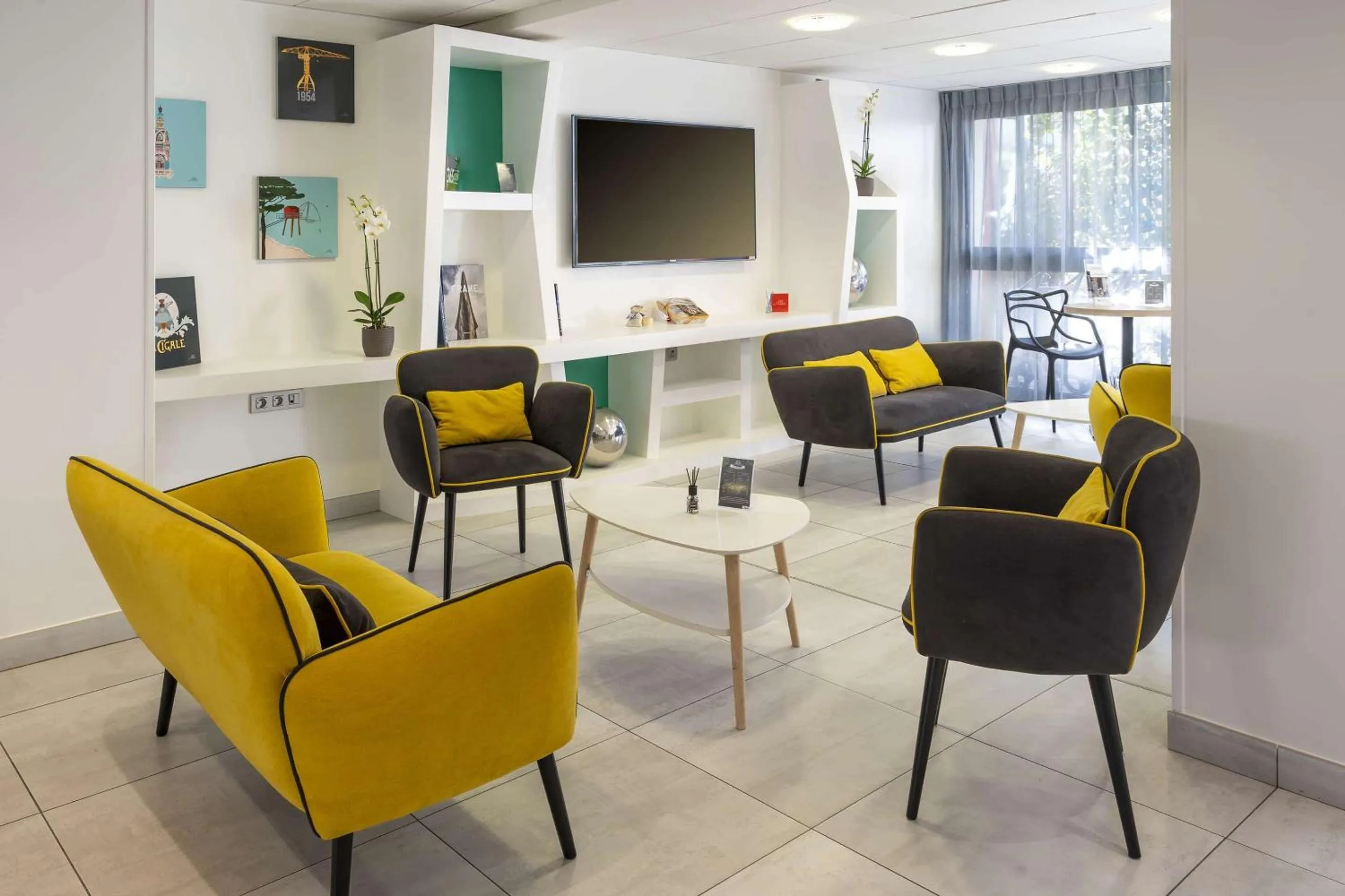 Lobby or reception in Best Western Les Aureliades Saint Nazaire